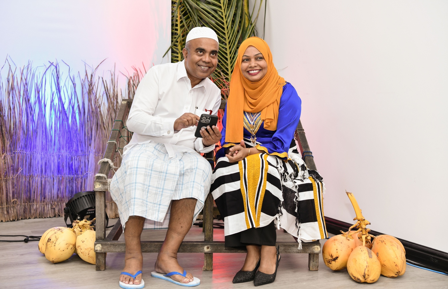 ޓްރާންސްޕޯޓް މިނިސްޓްރީން އަންހެނުންގެ ދުވަސް ފާހަގަކުރުމަށް އެ މިނިސްޓްރީގައި ބޭއްވި ހަފުލާގެ ތެރެއިން: އަންހެނުންގެ ދުވަސް ފާހަގަކުރުމުގެ ގޮތުން އެ މިނިސްޓްރީގެ ހުރިހާ މުވައްޒަފުން މިއަދު އޮފީހަށް ނިކުތީ ދިވެހި ހެދުމުގައި.-- ފޮޓޯ: ނިޝާން އަލީ / މިހާރު