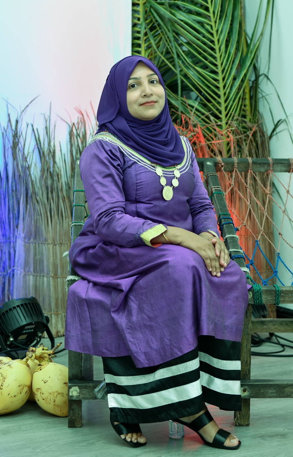 ޓްރާންސްޕޯޓް މިނިސްޓްރީން އަންހެނުންގެ ދުވަސް ފާހަގަކުރުމަށް އެ މިނިސްޓްރީގައި ބޭއްވި ހަފުލާގައި މުވައްޒަފަކު ފޮޓޯއަށް ހުއްޓިގެން: އަންހެނުންގެ ދުވަސް ފާހަގަކުރުމުގެ ގޮތުން އެ މިނިސްޓްރީގެ ހުރިހާ މުވައްޒަފުން މިއަދު އޮފީހަށް ނިކުތީ ދިވެހި ހެދުމުގައި.-- ފޮޓޯ: ނިޝާން އަލީ / މިހާރު