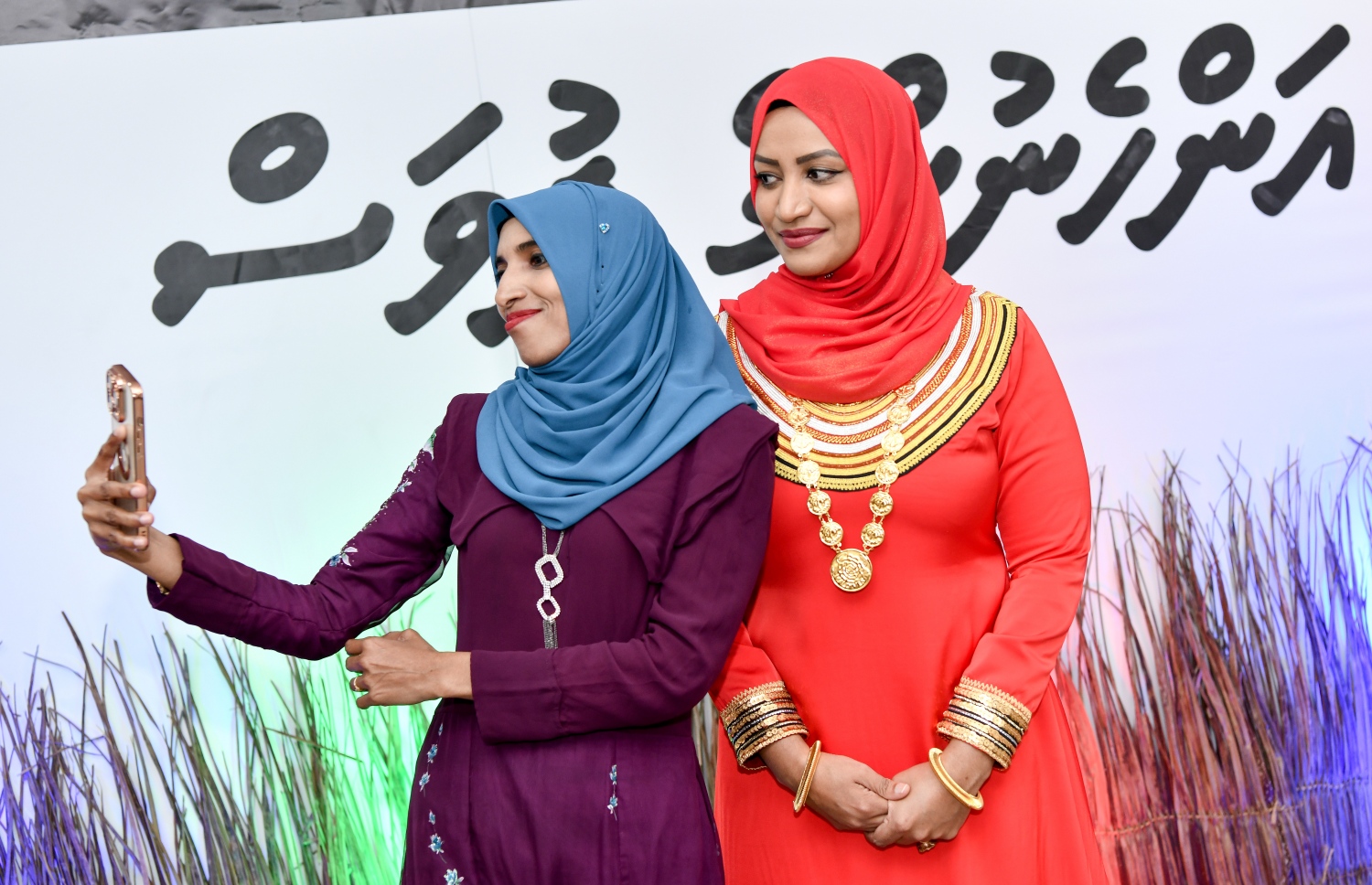 ޓްރާންސްޕޯޓް މިނިސްޓްރީން އަންހެނުންގެ ދުވަސް ފާހަގަކުރުމަށް އެ މިނިސްޓްރީގައި ބޭއްވި ހަފުލާގައި ޓްރާންސްޕޯޓް މިނިސްޓަރު އައިޝަތު ނަހުލާ އެކު އެ މިނިސްޓްރީގެ މުވައްޒަފަކު ސެލްފީއެއް ނަންގަވަނީ.-- ފޮޓޯ: ނިޝާން އަލީ / މިހާރު