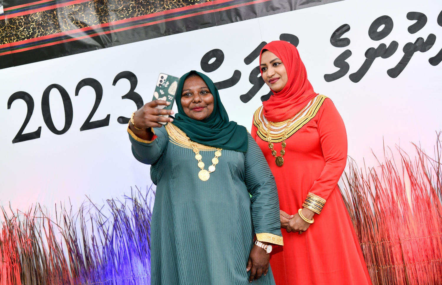 ޓްރާންސްޕޯޓް މިނިސްޓްރީން އަންހެނުންގެ ދުވަސް ފާހަގަކުރުމަށް އެ މިނިސްޓްރީގައި ބޭއްވި ހަފުލާގައި ޓްރާންސްޕޯޓް މިނިސްޓަރު އައިޝަތު ނަހުލާ އެކު އެ މިނިސްޓްރީގެ މުވައްޒަފަކު ސެލްފީއެއް ނަގަނީ.-- ފޮޓޯ: ނިޝާން އަލީ / މިހާރު