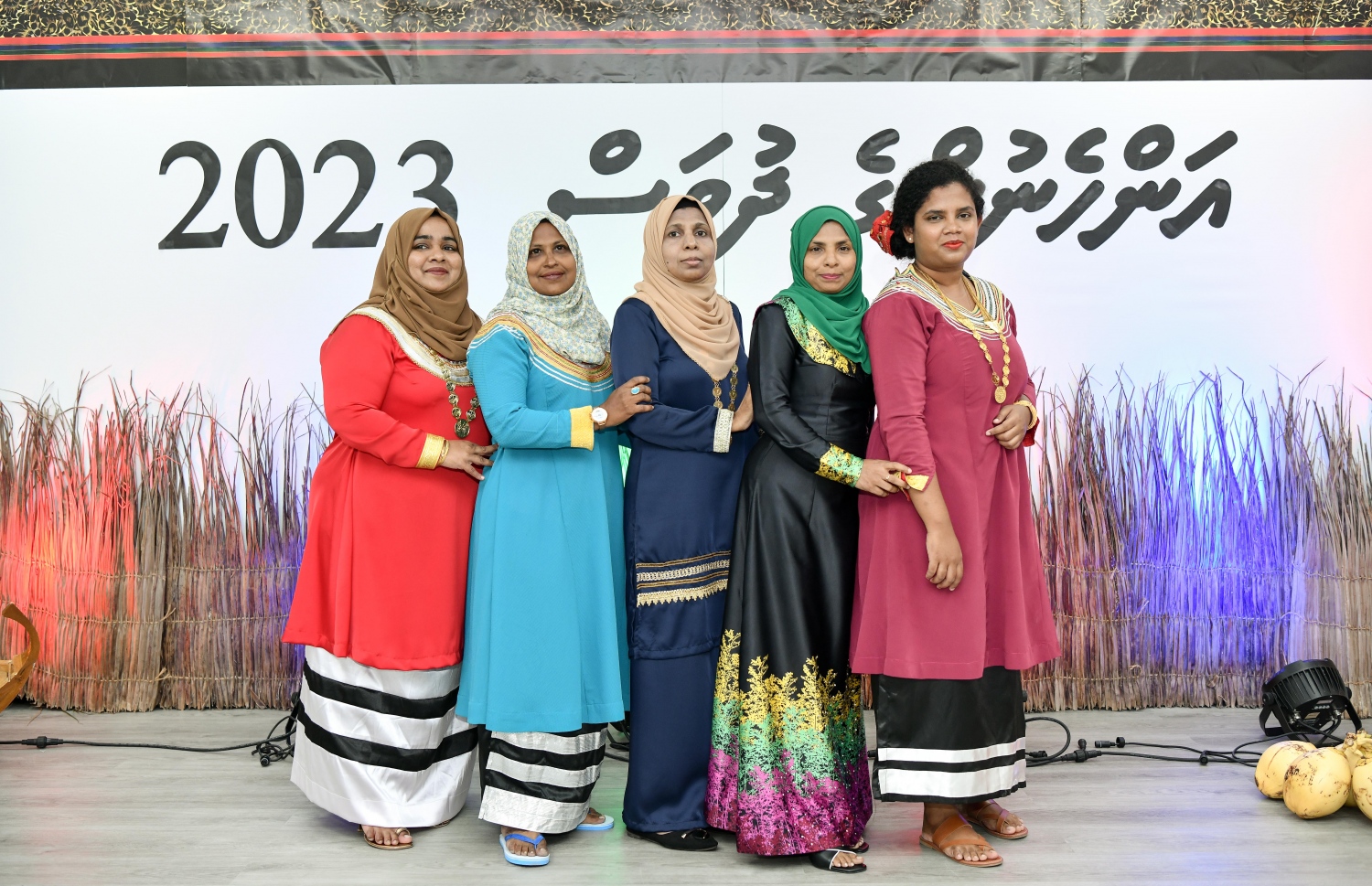 ޓްރާންސްޕޯޓް މިނިސްޓްރީން އަންހެނުންގެ ދުވަސް ފާހަގަކުރުމަށް އެ މިނިސްޓްރީގައި ބޭއްވި ހަފުލާގެ ތެރެއިން: އަންހެނުންގެ ދުވަސް ފާހަގަކުރުމުގެ ގޮތުން އެ މިނިސްޓްރީގެ ހުރިހާ މުވައްޒަފުން މިއަދު އޮފީހަށް ނުކުތީ ދިވެހި ސަގާފީ ހެދުމުގައި.-- ފޮޓޯ: ނިޝާން އަލީ / މިހާރު