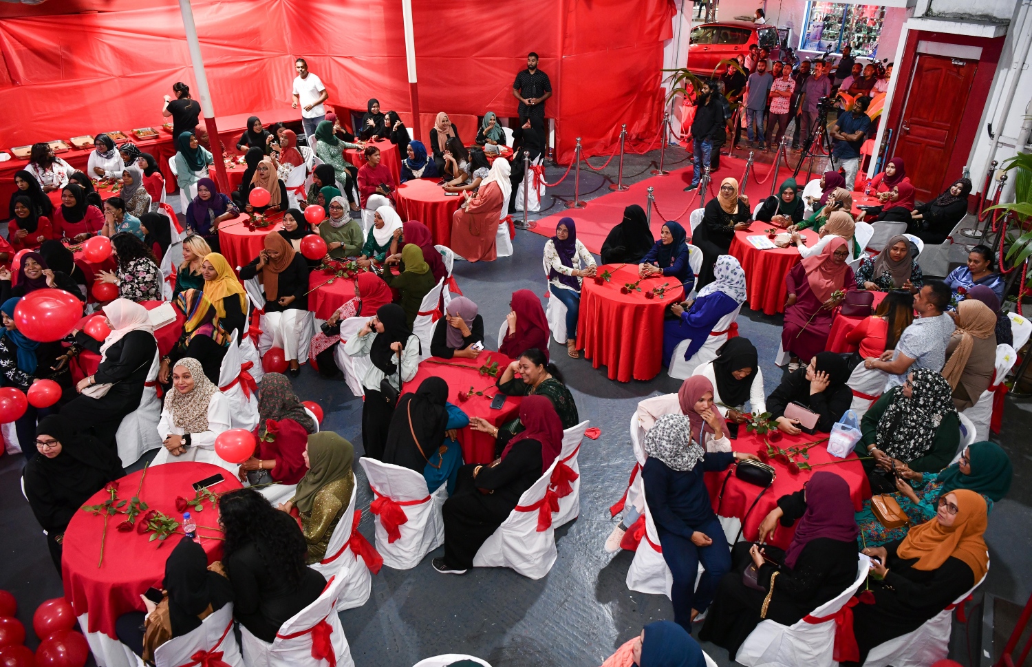 މި އަހަރުގެ އަންހެނުންގެ ދުވަސް ފާހަގަކުރަން މިނިސްޓަރު ނަހުލާ އިސްވެ މިރޭ ބޭއްވި ޖަލްސާ އަށް ދިޔަ ބައެއް އަންހެނުން.---ފޮޓޯ: ފަޔާޒު މޫސާ| މިހާރު