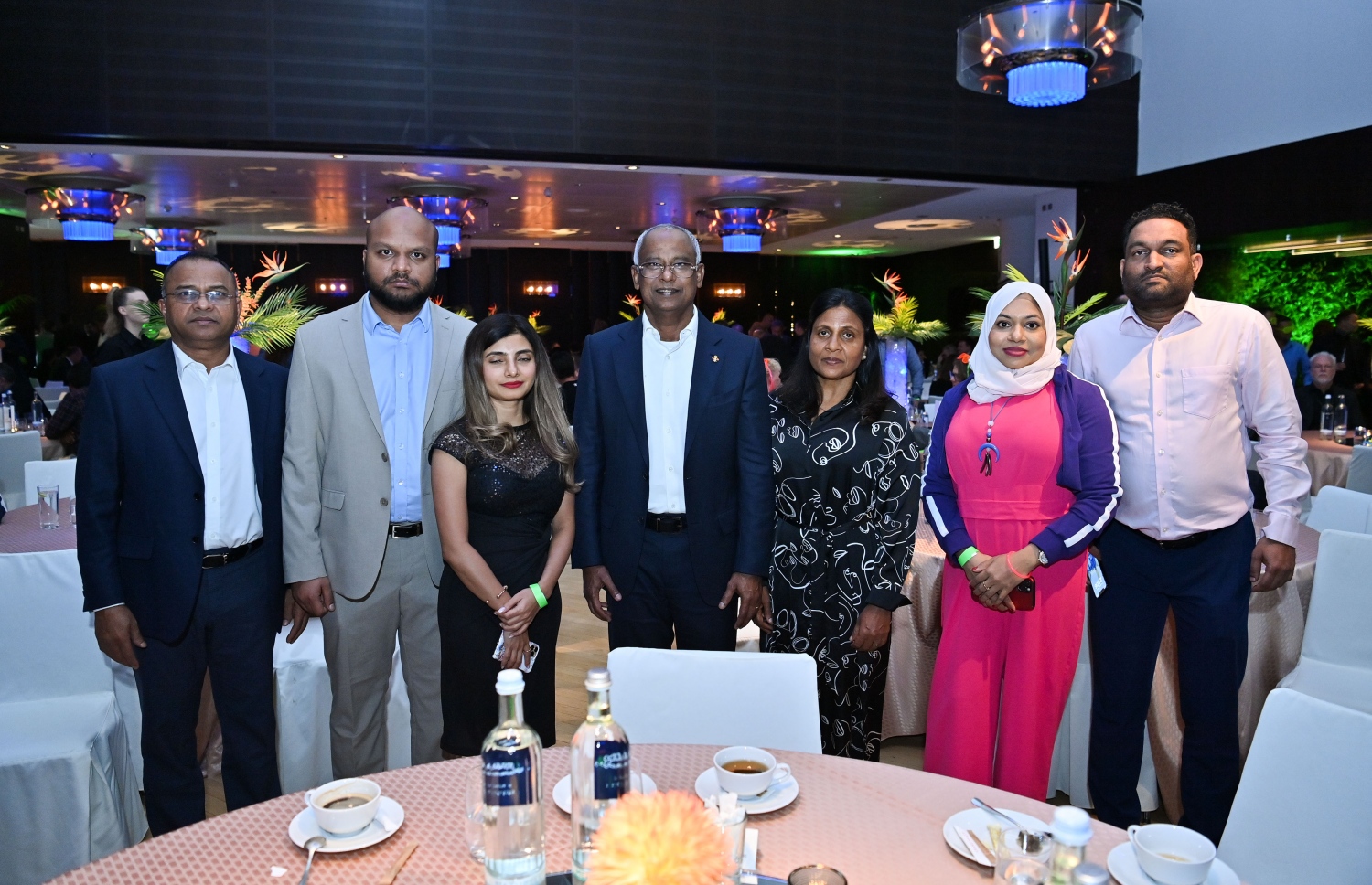 ޖަރުމަންގެ ބާލިންގައި ބޭއްވި ދުނިޔޭގެ އެންމެ ބޮޑު ޓޫރިޒަމް ފެއާ "އިންޓަނޭޝަނަލް ޓޫރިޒަމް ބޯސޭ" (އައިޓީބީ)ގައި ރައީސް އިބްރާހިމް މުހައްމަދު ސޯލިހާއެކު ބައިވެރިންތަކެއް ފޮޓޯއެއް ނަގަނީ.-- ފޮޓޯ: ރައީސް އޮފީސް