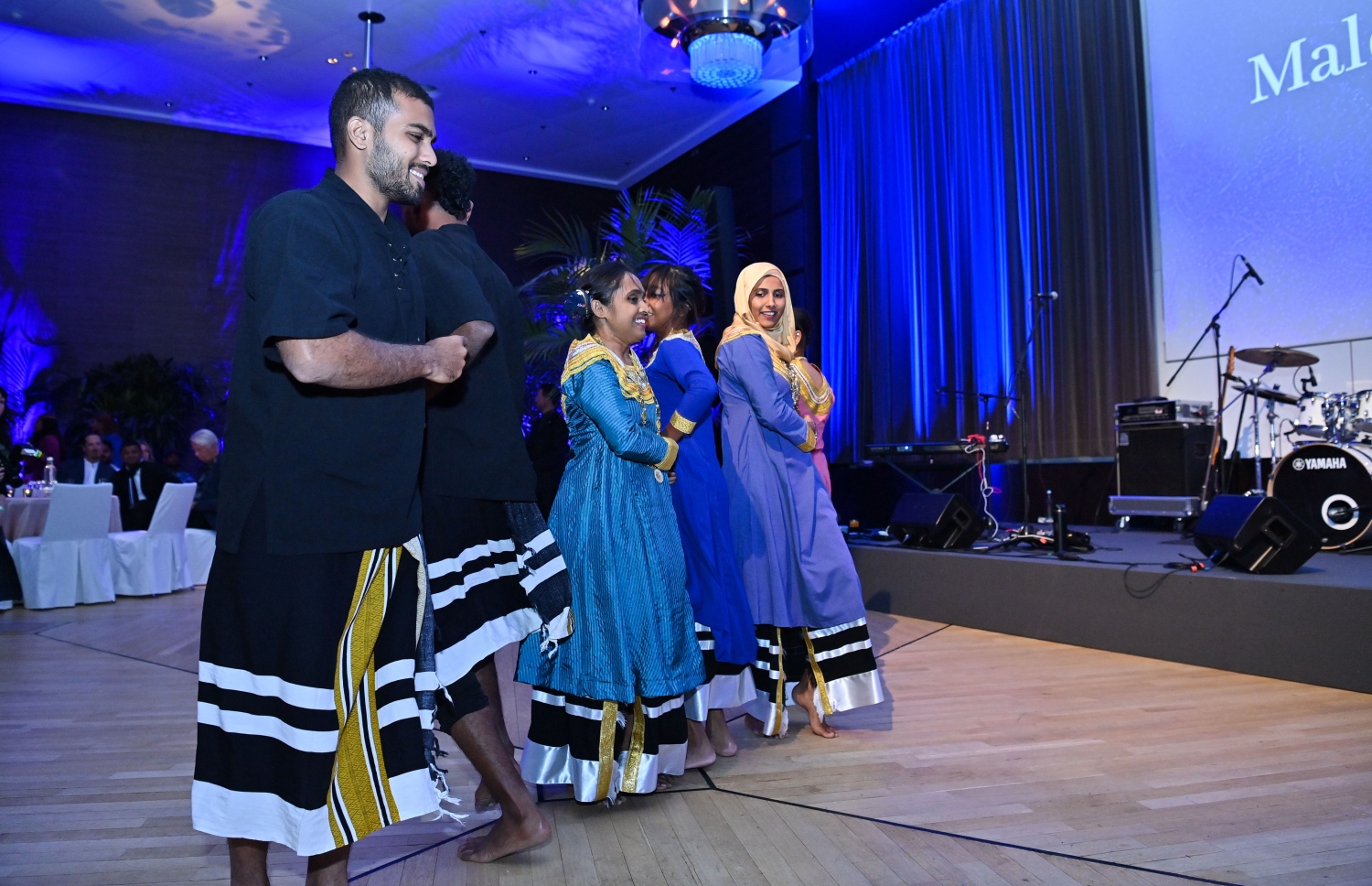 ޖަރުމަންގެ ބާލިންގައި ބޭއްވި ދުނިޔޭގެ އެންމެ ބޮޑު ޓޫރިޒަމް ފެއާ "އިންޓަނޭޝަނަލް ޓޫރިޒަމް ބޯސޭ" (އައިޓީބީ)ގައި ދިވެހި ކުދިންތަކެއް ޕާފޯމް ކުރަނީ.-- ފޮޓޯ: ރައީސް އޮފީސް