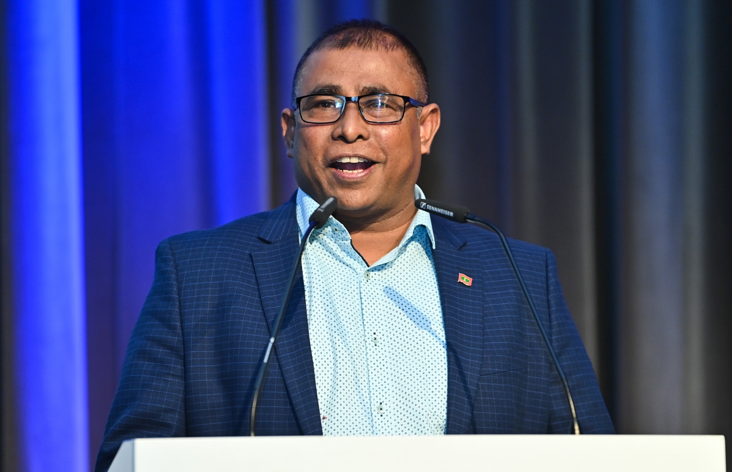 ޖަރުމަންގެ ބާލިންގައި ބޭއްވި ދުނިޔޭގެ އެންމެ ބޮޑު ޓޫރިޒަމް ފެއާ "އިންޓަނޭޝަނަލް ޓޫރިޒަމް ބޯސޭ" (އައިޓީބީ)ގައި ޓޫރިޒަމް މިނިސްޓަރު އަބްދުﷲ މައުސޫމް ވާހަކަ ދައްކަވަނީ.-- ފޮޓޯ: ރައީސް އޮފީސް