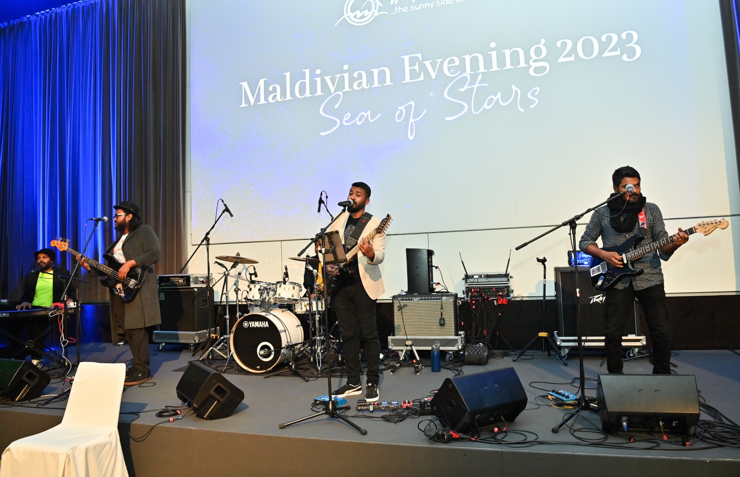 ޖަރުމަންގެ ބާލިންގައި ބޭއްވި ދުނިޔޭގެ އެންމެ ބޮޑު ޓޫރިޒަމް ފެއާ "އިންޓަނޭޝަނަލް ޓޫރިޒަމް ބޯސޭ" (އައިޓީބީ)ގައި ދިވެހި ބޭންޑެއް ޕާފޯމް ކުރަނީ.-- ފޮޓޯ: ރައީސް އޮފީސް