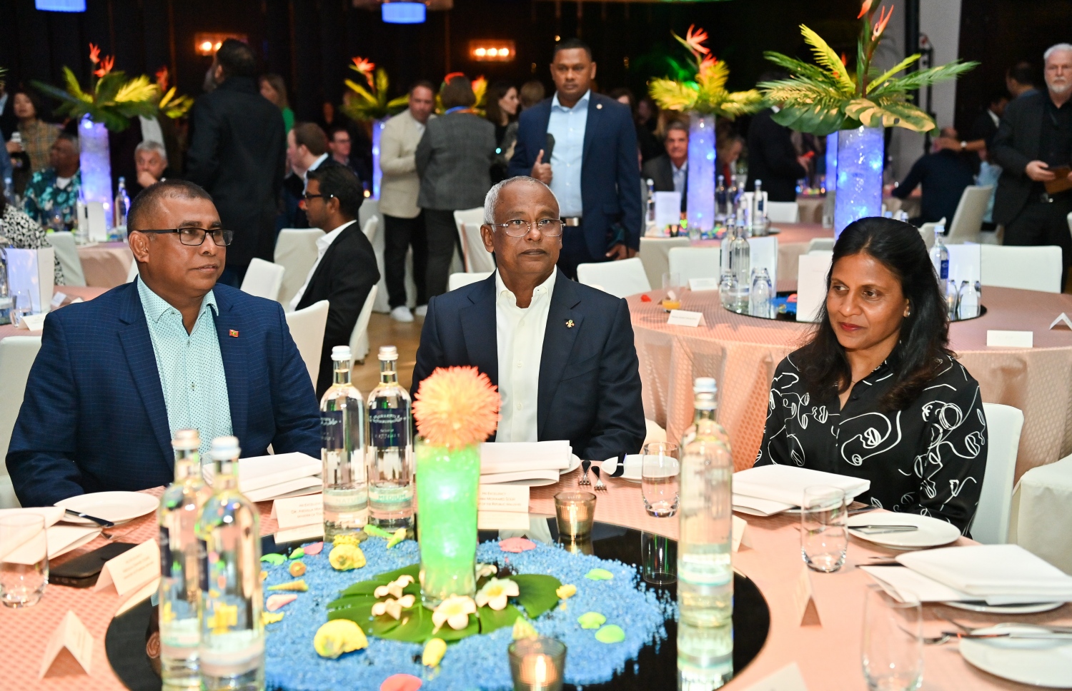 ޖަރުމަންގެ ބާލިންގައި ބޭއްވި ދުނިޔޭގެ އެންމެ ބޮޑު ޓޫރިޒަމް ފެއާ "އިންޓަނޭޝަނަލް ޓޫރިޒަމް ބޯސޭ" (އައިޓީބީ)ގައި ރައީސް އިބްރާހިމް މުހައްމަދު ސޯލިހު، ފަސްޓް ލޭޑީ ފަޒްނާ އަހުމަދުގެ އިތުރުން ޓޫރިޒަމް މިނިސްޓަރު އަބްދުﷲ މައުސޫމް ބައިވެރިވެ ވަޑައިގަންނަވަނީ.-- ފޮޓޯ: ރައީސް އޮފީސް