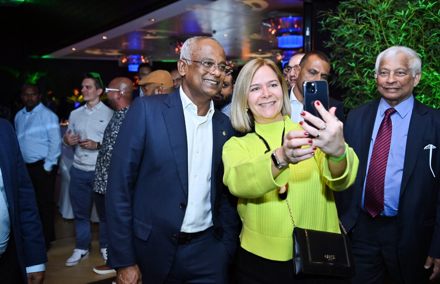 ޖަރުމަންގެ ބާލިންގައި ބޭއްވި ދުނިޔޭގެ އެންމެ ބޮޑު ޓޫރިޒަމް ފެއާ "އިންޓަނޭޝަނަލް ޓޫރިޒަމް ބޯސޭ" (އައިޓީބީ)ގައި ރައީސް އިބްރާހިމް މުހައްމަދު ސޯލިހާއެކު ބައިވެރިއަކު ފޮޓޯއެއް ނަގަނީ.-- ފޮޓޯ: ރައީސް އޮފީސް