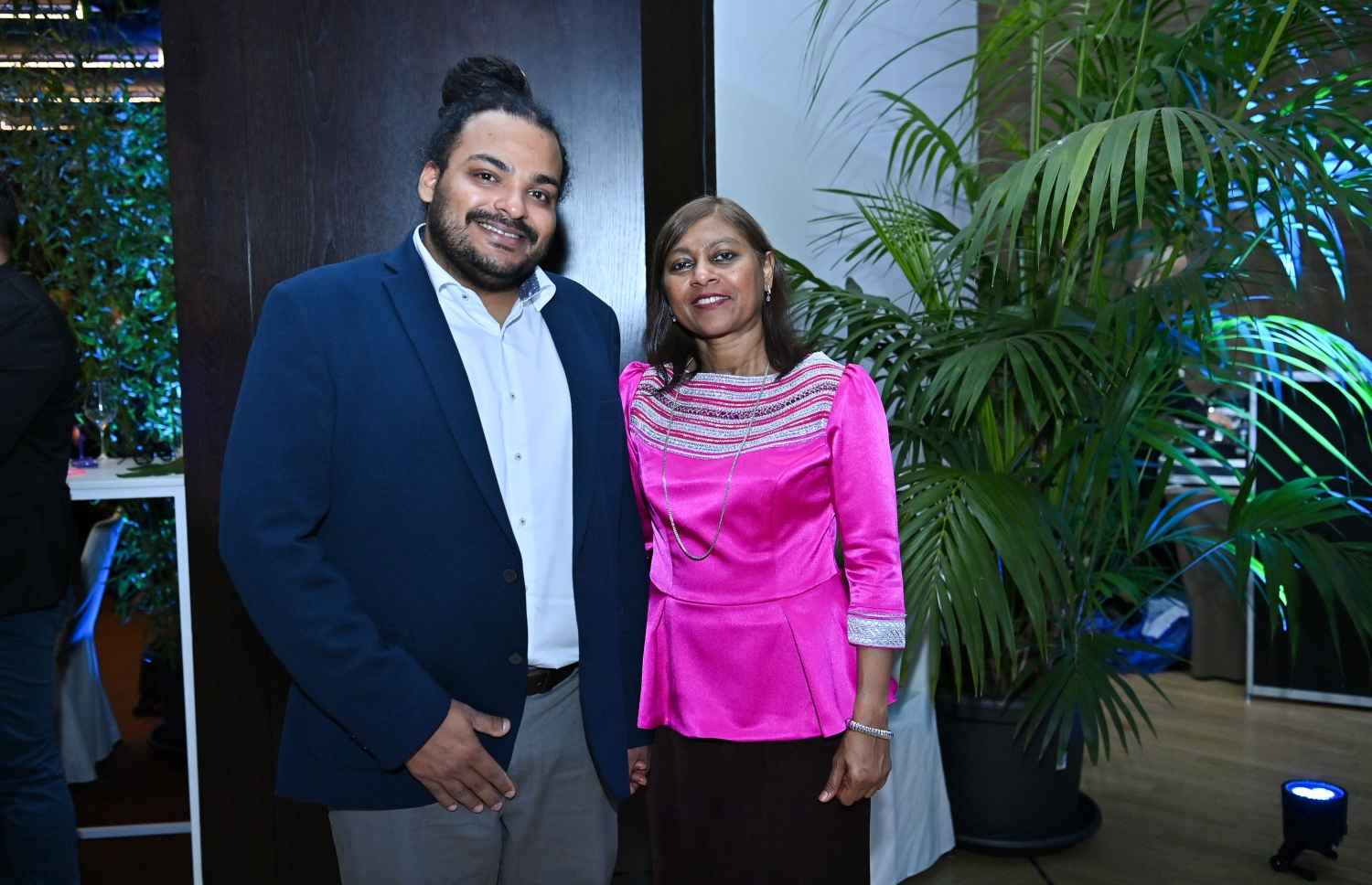 ޖަރުމަންގެ ބާލިންގައި ބޭއްވި ދުނިޔޭގެ އެންމެ ބޮޑު ޓޫރިޒަމް ފެއާ "އިންޓަނޭޝަނަލް ޓޫރިޒަމް ބޯސޭ" (އައިޓީބީ)ގައި ބައިވެރިއަކު ފޮޓޯއަކަށް ހުއްޓިގެން.-- ފޮޓޯ: ރައީސް އޮފީސް