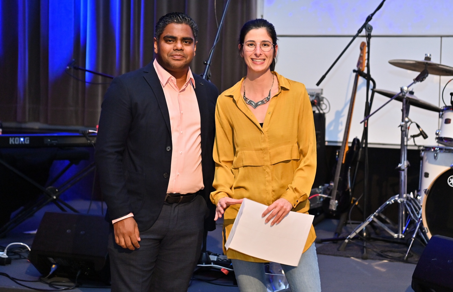 ޖަރުމަންގެ ބާލިންގައި ބޭއްވި ދުނިޔޭގެ އެންމެ ބޮޑު ޓޫރިޒަމް ފެއާ "އިންޓަނޭޝަނަލް ޓޫރިޒަމް ބޯސޭ" (އައިޓީބީ)ގައި ބައިވެރިއަކު ފޮޓޯއަކަށް ހުއްޓިގެން.-- ފޮޓޯ: ރައީސް އޮފީސް