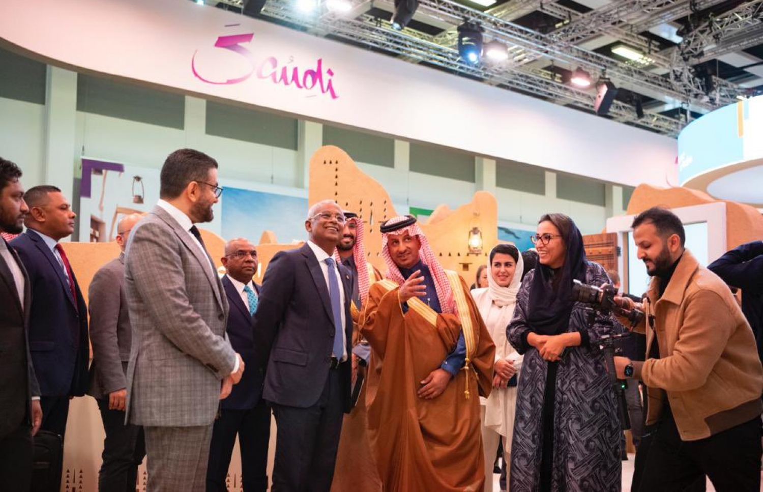 ޖަރުމަނުގެ ބާލިންގައި ބޭއްވި އައިޓީބީ ފެއާގައި ރައީސް އިބްރާހިމް މުހައްމަދު ސޯލިހު ސައުދީގެ ޓޫރިޒަމް މިނިސްޓަރު އަހްމަދު އަލް ޚަތީބްއާ ބައްދަލުކުރެއްވުން.-- ފޮޓޯ: އަހްމަދު އަލް ޚަތީބްގެ ޓުވިޓާ