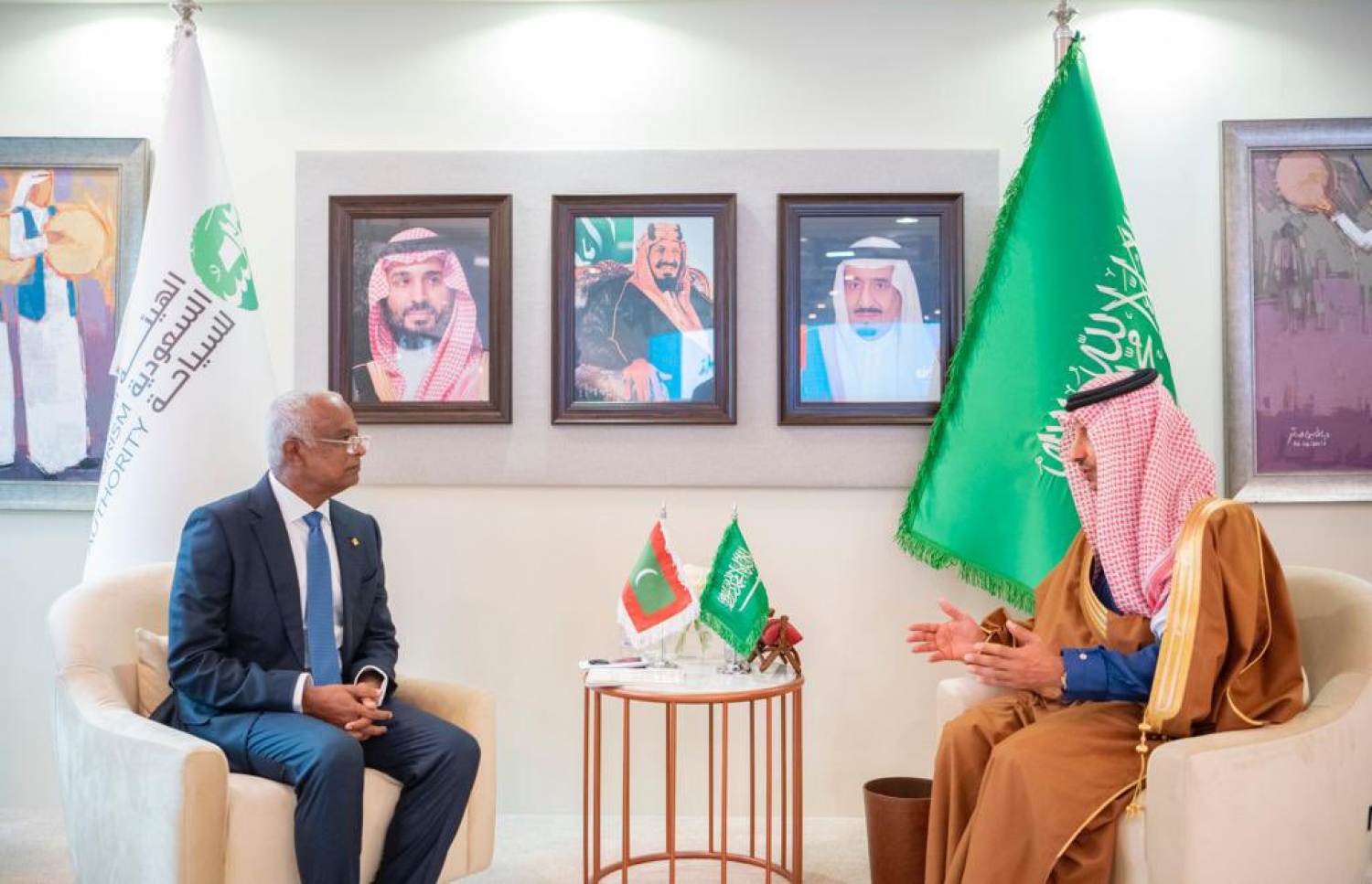 ޖަރުމަނުގެ ބާލިންގައި ބޭއްވި އައިޓީބީ ފެއާގައި ރައީސް އިބްރާހިމް މުހައްމަދު ސޯލިހު ސައުދީގެ ޓޫރިޒަމް މިނިސްޓަރު އަހްމަދު އަލް ޚަތީބްއާ ބައްދަލުކުރެއްވުން.-- ފޮޓޯ: އަހްމަދު އަލް ޚަތީބްގެ ޓުވިޓާ