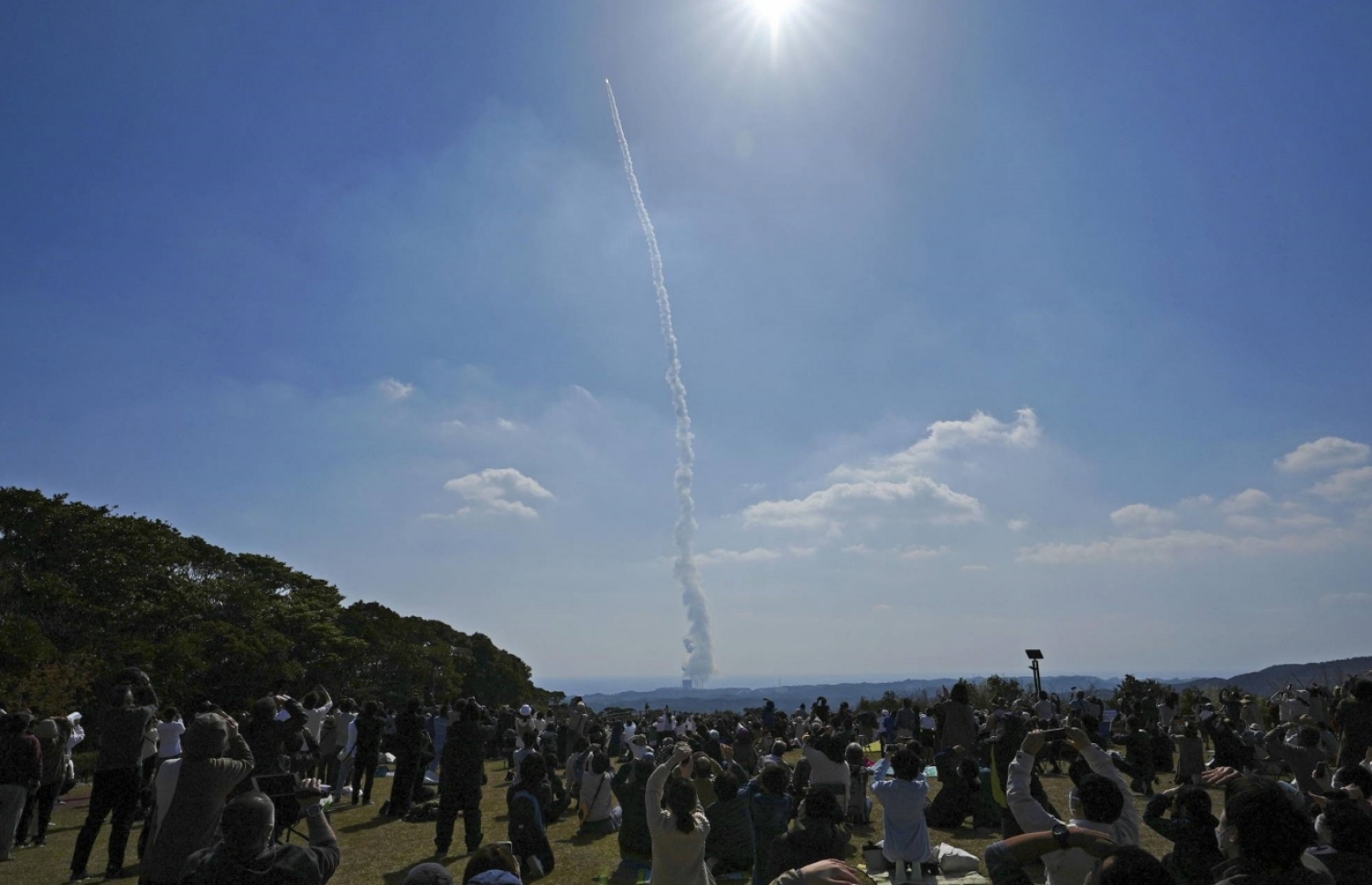 ރޮކެޓު ލޯންޗުކުރާ މަންޒަރު ބަލަން މީހުން އެއްވެފައި