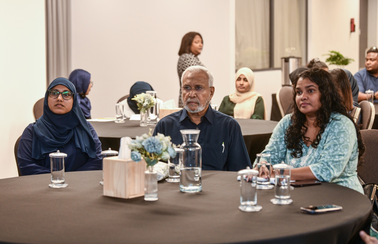 ސިއްހީ ދާއިރާގެ ކޮރަޕްޝަންގެ މައްސަލަތަކާ ގުޅޭ ރިޕޯޓު ނެރުމަށް ބޭއްވި ރަސްމިއްޔާތުގައި ޕަބްލިކް ހެލްތުގެ ތަޖުރިބާކާރު ޑރ. އަބްދުއްސައްތާރު އަދި ޓްރާންސްޕޭރެންސީ މޯލްޑިވްސްގެ އެގްޒެކެޓިވް ޑިރެކްޓަރު ރިލްވާނާ (ކ) ބައިވެރިވެވަޑައިގަންނަވަނީ.- ފޮޓޯ: ނިޝާން އަލީ/ މިހާރު
