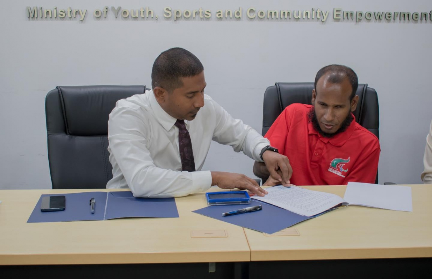 އަރުތަ ޕްރޮގްރާމްގެ ދަށުން ސަރުކާރުގެ ހަރަދުގައި ޓްރޭނިން ހެދުމަށް އަބްދު ރައްޒާގް އަށް ފުރުސަތު ދިނުމުގެ ގޮތުން ސްޕޯޓްސް މިނިސްޓަރު އަހުމަދު މަހްލޫފް (ވ) އާއެކު ރައްޒާގް --- ފޮޓޯ: ޔޫތު މިނިސްޓްރީ