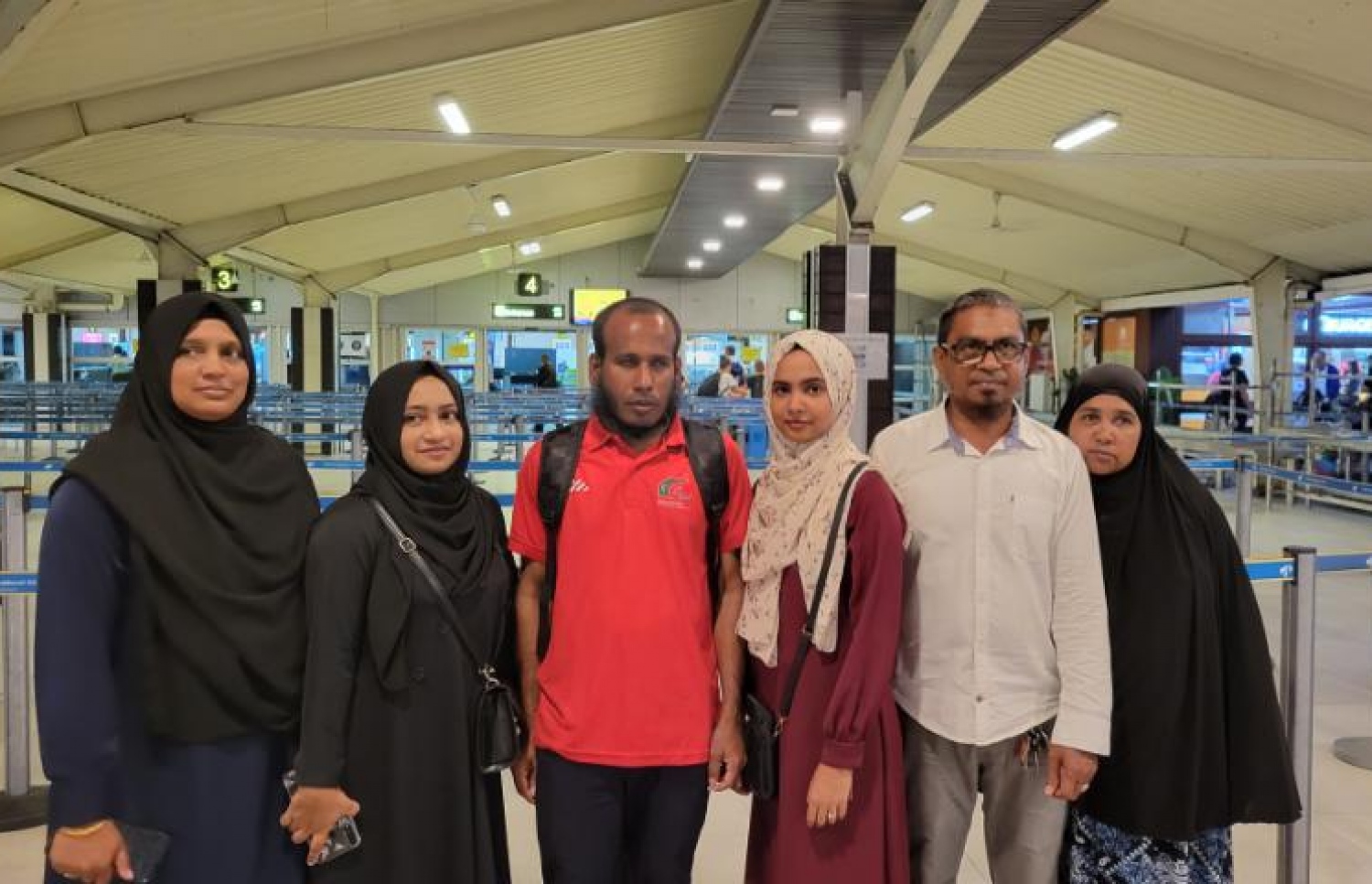 މޮރޮކޯގެ ދުވުމުގެ މުބާރަތަށް ރައްޒާގް ފުރުވަން އެއާޕޯޓަށް ދިޔަ އޭނާގެ އާއިލާ މެންބަރުންާއެކު ފޮޓޯ އަކަށް ހުއްޓިލައިގެން