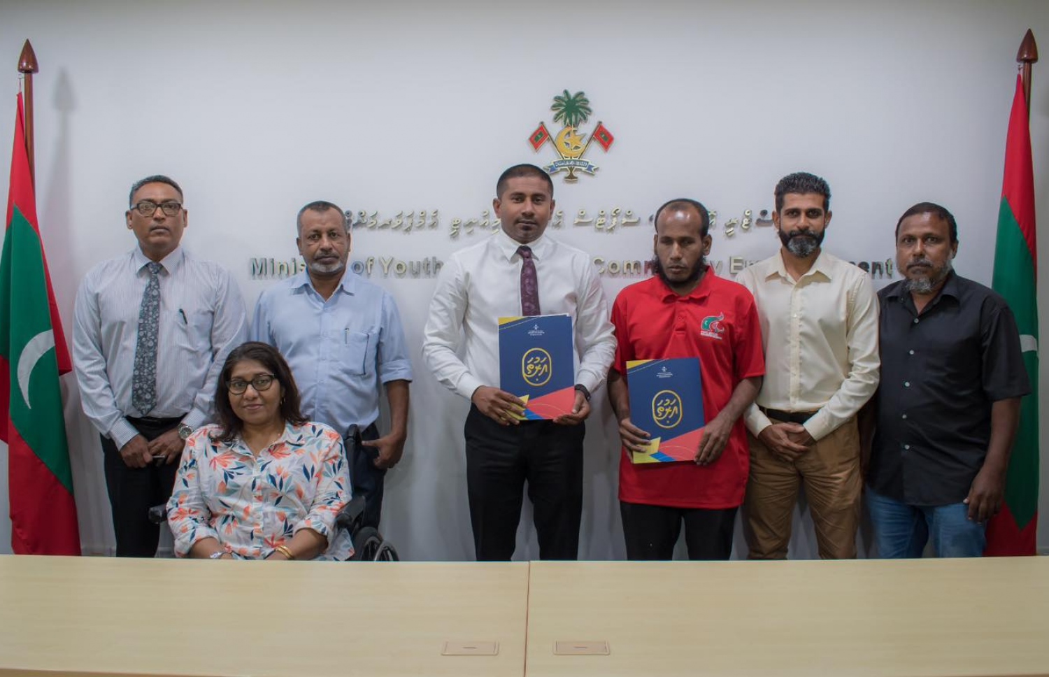 އަރުތަ ޕްރޮގްރާމްގެ އެތުލީޓެއްގެ ގޮތުގައި އަބްދުއްރައްޒާގް ހަމަޖެއްސުމަށް ސޮއި ކުރުމަށް ބޭއްވި ރަސްމިއްޔާތުގެ ތެރެއިން --- ފޮޓޯ: ޔޫތު މިނިސްޓްރީ