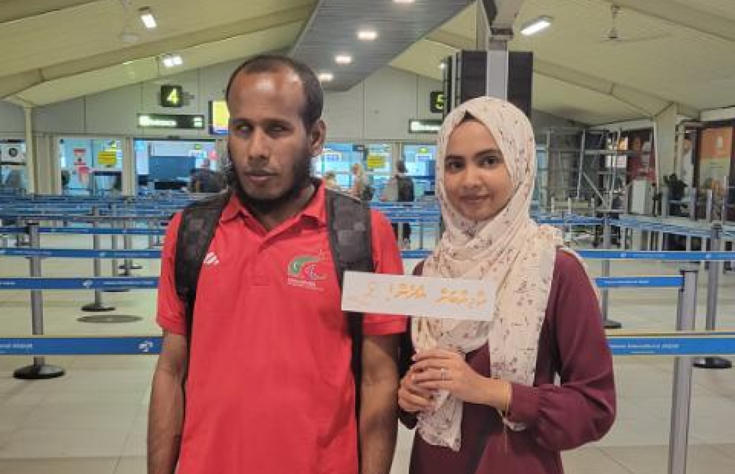 އަބްދު ރައްޒާގްގެ އާއިލީ މީހަކު އޭނާ ފުރުވަން އެއާޕޯޓަށް ގޮސް