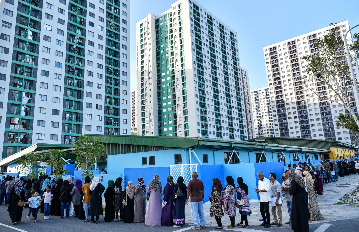 ހިޔާ ފްލެޓުގެ ސެކިއުރިޓީ ބެލެހެއްޓުމާއި ސަޕޯޓް ސްޓާފުން ހޯދަން ހައުސިން ޑިވަލޮޕްމަންޓް ކޯޕަރޭޝަން (އެޗްޑީސީ) ކުރިއަށް ގެންދިޔަ އޯޕަން ޑޭގައި ގިނަ އަދަދެއްގެ ބަޔަކު ކާމިލް ދީދީ ޕްރީ ސްކޫލު ބޭރުގައި ކިއޫ ހަދާފައި -- ފޮޓޯ: ފަޔާޒު މޫސާ | މިހާރު