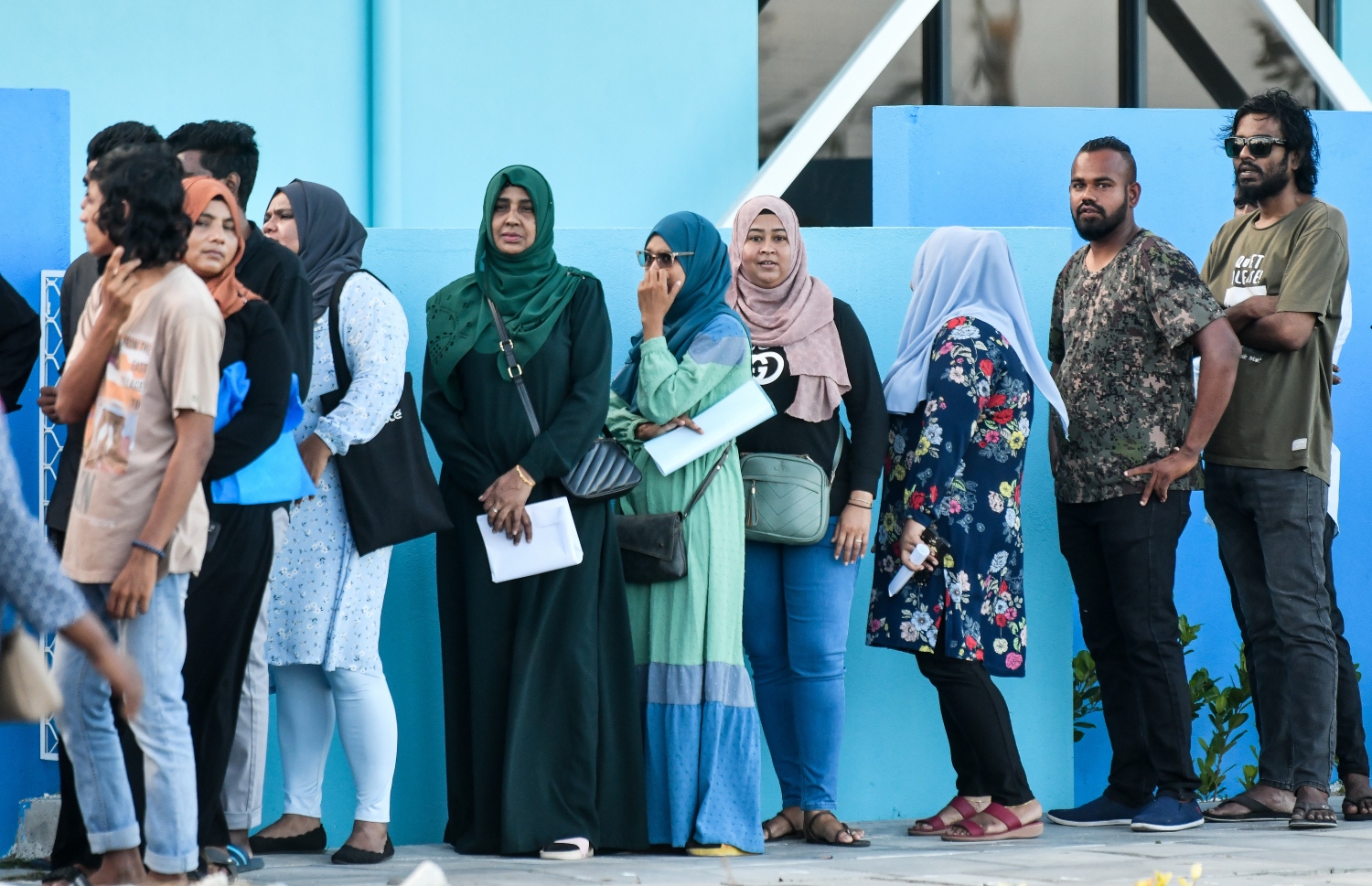 ހިޔާ ފްލެޓްގެ ސެކިއުރިޓީ ބެލެހެއްޓުމާއި ސަޕޯޓް ސްޓާފުން ހޯދަން ހައުސިން ޑިވެލޮޕްމަންޓް ކޯޕަރޭޝަން (އެޗްޑީސީ) އިން ބޭއްވި އޯޕަން ޑޭ އަށް ދިޔަ ބަޔަކު އެ ވަޒީފާތަކަށް އެދި ހުށަހަޅަން ބޭނުންވާ ލިޔުންތަކާއެކު ކާމިލް ދީދީ ޕްރީ ސްކޫލްގެ ބޭރުގައި މަޑުކޮށްލައިގެން.--- ފޮޓޯ: ފަޔާޒު މޫސާ | މިހާރު
