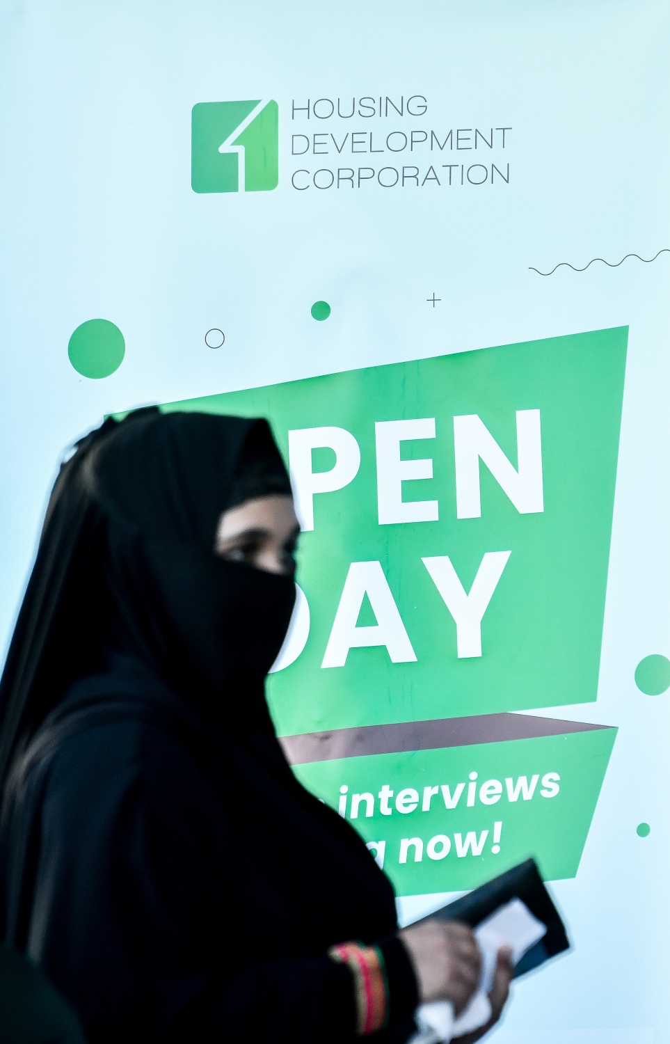 އެޗްޑީސީގެ އޯޕަން ޑޭ އަށް ދިޔަ އަންހެނަކު ކާމިލް ދީދީ ޕްރީ ސްކޫލު ބޭރުގައި މަޑުކޮށްލައިގެން.--- ފޮޓޯ: ފަޔާޒު މޫސާ | މިހާރި