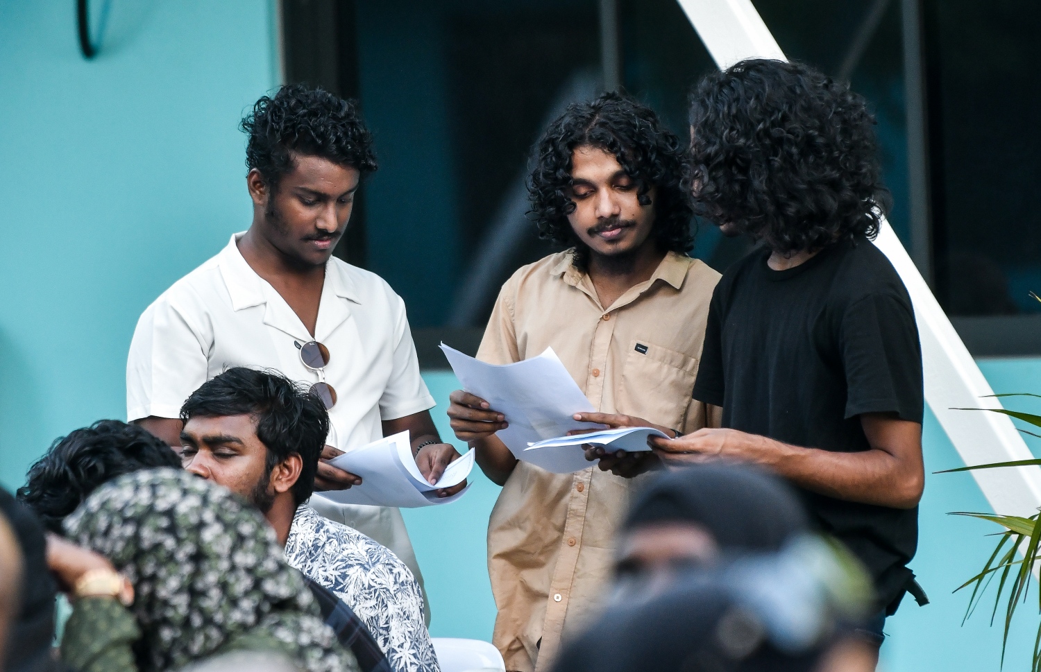 ހިޔާ ފްލެޓް ސަރަހައްދު ބަލަހައްޓާ މީހުންގެ ވަޒީފާ އަށް އެދި ހުށަހަޅަންޖެހޭ ލިޔުންތައް ހަމަތޯ ޗެކް ކުރަނީ.---ފޮޓޯ: ފަޔާޒު މޫސާ| މިހާރު