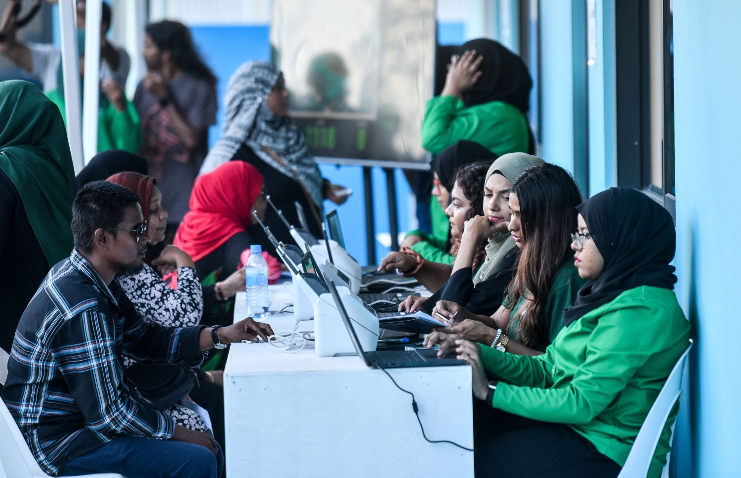 ހިޔާ ފްލެޓް ސަރަހައްދު ބަލަހައްޓާނެ މީހުން ހޯދަން އެޗްޑީސީން ކޮށްފައިވާ އިއުލާނާ ގުޅިގެން ބޭއްވި އޯޕަން ޑޭ އަށް ދިޔަ މީހުންގެ މައުލޫމާތު އެ ކުންފުނީގެ މުވައްޒަފުން އެއްކުރަނީ.---ފޮޓޯ: ފަޔާޒު މޫސާ| މިހާރު