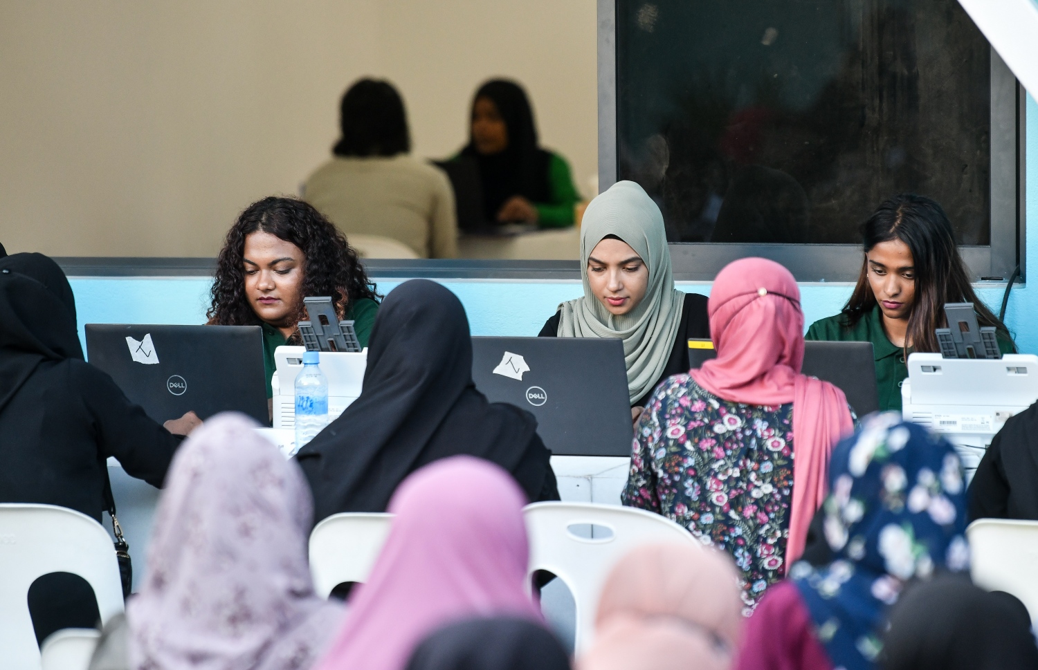 ހިޔާ ފްލެޓް ސަރަހައްދު ބަލަހައްޓާނެ މީހުން ހޯދަން އެޗްޑީސީން ކޮށްފައިވާ އިއުލާނާ ގުޅިގެން ބޭއްވި އޯޕަން ޑޭ އަށް ދިޔަ މީހުންގެ މައުލޫމާތު އެ ކުންފުނީގެ މުވައްޒަފުން އެއްކުރަނީ.---ފޮޓޯ: ފަޔާޒު މޫސާ| މިހާރު