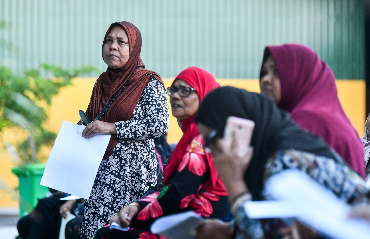 ބޮޑު ތަރުހީބެއް ލިބުނު އެޗްޑީސީގެ އޯޕަން ޑޭގައި ބަޔަކު ލިޔެކިޔުންތައް ހިފައިގެން ކިއޫގައި.--- ފޮޓޯ: ފަޔާޒު މޫސާ | މިހާރު