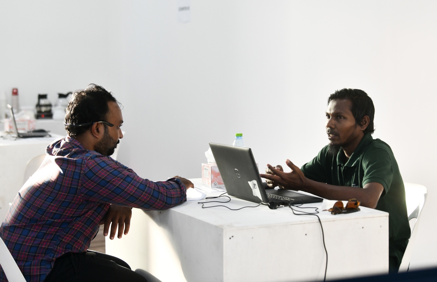 ހިޔާ ފްލެޓް ސަރަހައްދު ބަލަހައްޓާނެ މީހުން ހޯދަން އެޗްޑީސީން ބޭއްވި އޯޕަން ޑޭގައި ވަޒީފާ އަށް ކުރިމަތިލީ މީހަކާ އެޗްޑީސީ މުވައްޒަފަކު އިންޓަވިއު ކުރަނީ.--- ފޮޓޯ: ފަޔާޒު މޫސާ | މިހާރު