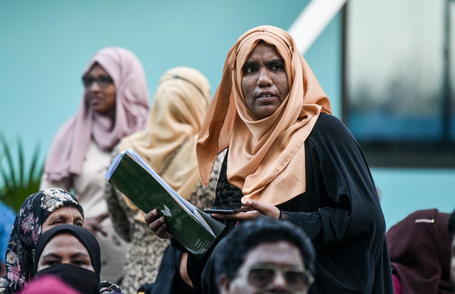 ހިޔާ ސަރަހައްދު ބަލަހައްޓާނެ މީހުން ހޯދުމަށް ބޭއްވި އޯޕަން ޑޭގައި އަންހެނަކު ލިޔެކިޔުންތައް ހިފައިގެން ހަރަކާތްތެރިވަނީ.--- ފޮޓޯ: ފަޔާޒު މޫސާ | މިހާރު