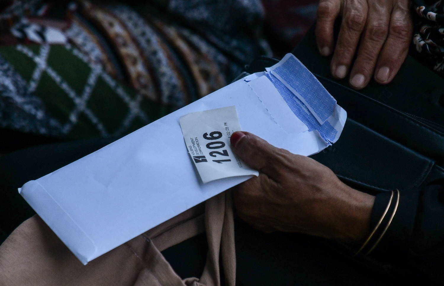 ހިޔާ ސަރަހައްދު ބަލަހައްޓާ މީހުންގެ ވަޒީފާތަކާ ބެހޭ މައުލޫމާތު ދިނުމަށް ބޭއްވި އޯޕަން ޑޭގައި މީހަކު ކިއު ނަންބަރު ނަގައިގެން މަޑުކޮށްލައިގެން.--- ފޮޓޯ: ފަޔާޒު މޫސާ | މިހާރު