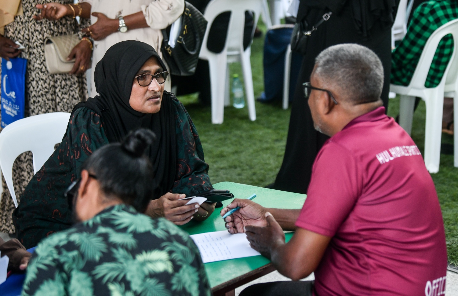 ހިޔާ ފްލެޓް ސަރަހައްދު ބަލަހައްޓާ މީހުންގެ ވަޒީފާ އަށް އެދި ނަން ނޯޓުކުރި މީހަކަށް އެޗްޑީސީގެ އޮފިޝަލަކު މައުލޫމާތު ދެނީ.--- ފޮޓޯ: ފަޔާޒު މޫސާ | މިހާރު