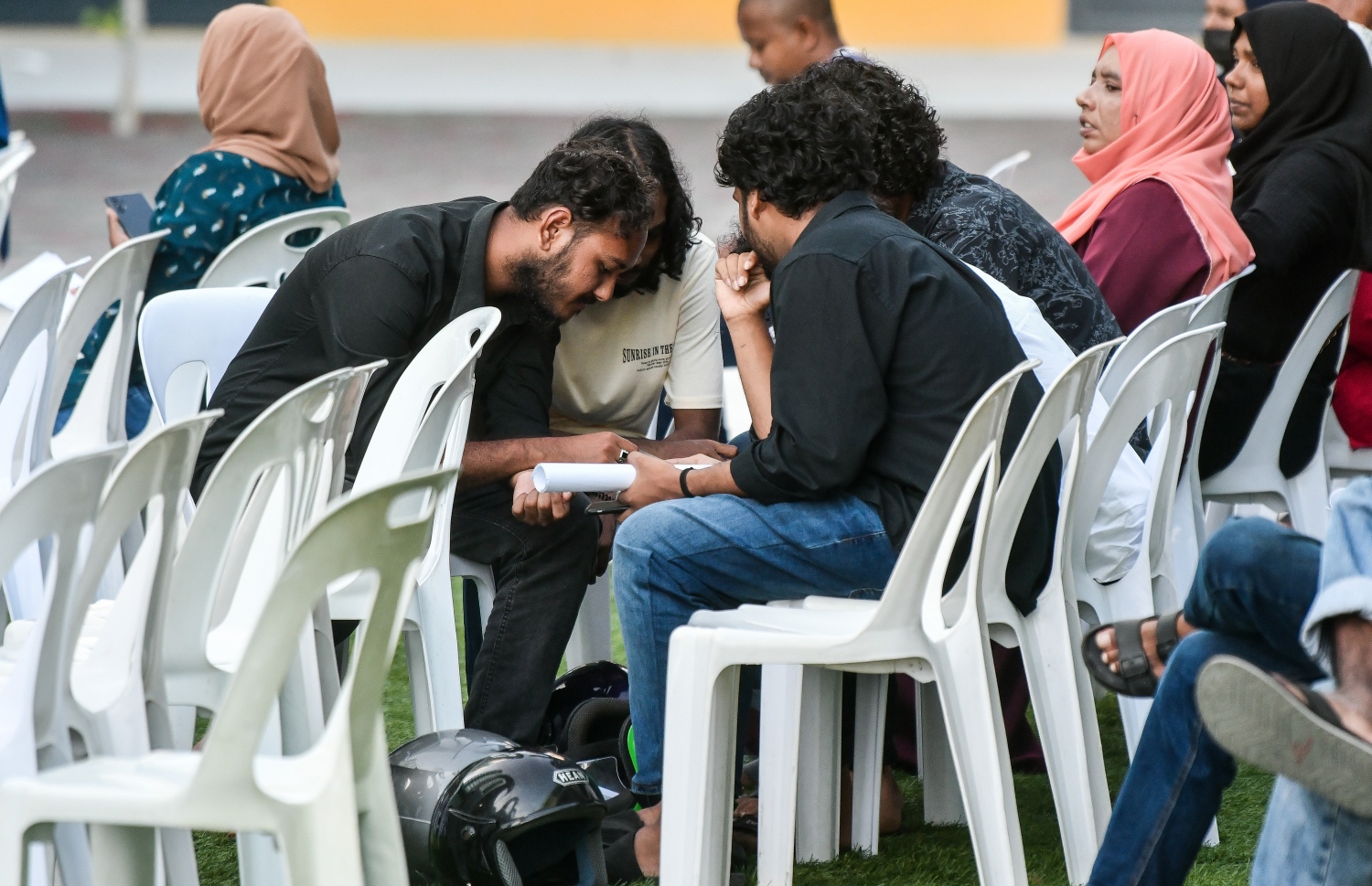 ހިޔާ ފްލެޓް ސަރަހައްދުގައި 88 ސެކިއުރިޓީ އެސިސްޓެންޓުންނާއި 48 ސަޕޯޓް ސްޓާފުންގެ ވަޒީފާ އަށް މީހުން ހޯދަން އެޗްޑީސީން ބޭއްވި އޯޕަންޑޭގައި ޒުވާނުންތަކެއް ކިއޫގައި މަޑުކޮށްލައިގެން.--- ފޮޓޯ؛ ފަޔާޒު މޫސާ | މިހާރު