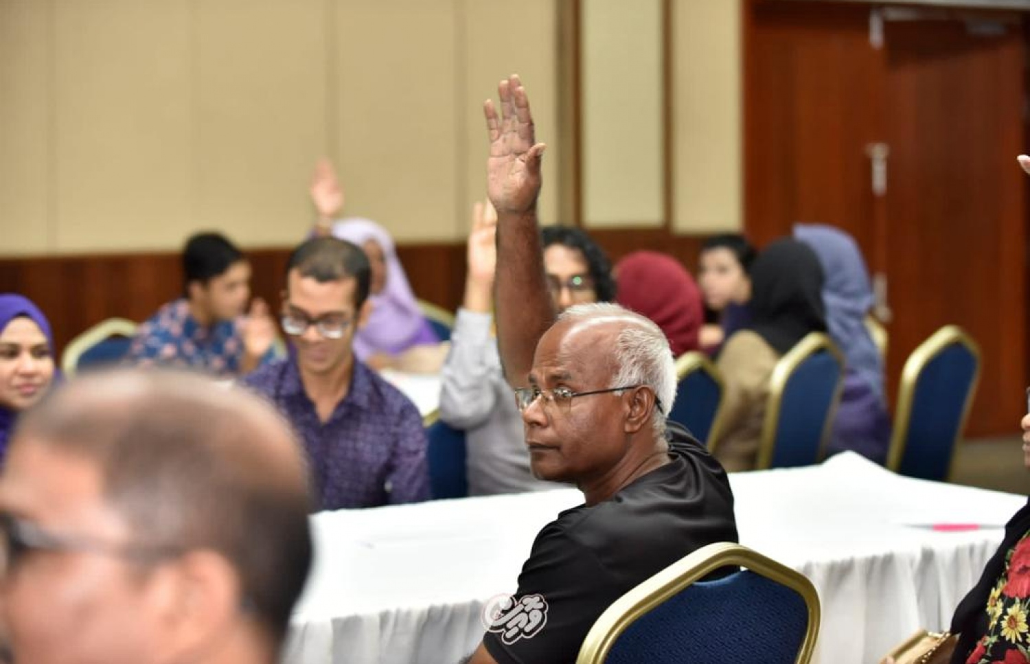 ކެއާ ސޮސައިޓީގެ އަހަރީ އާންމު ޖަލްސާގައި މެންބަރުން ވޯޓު ދެނީ. --ފޮޓޯ: ކެއާ ސޮސައިޓީ