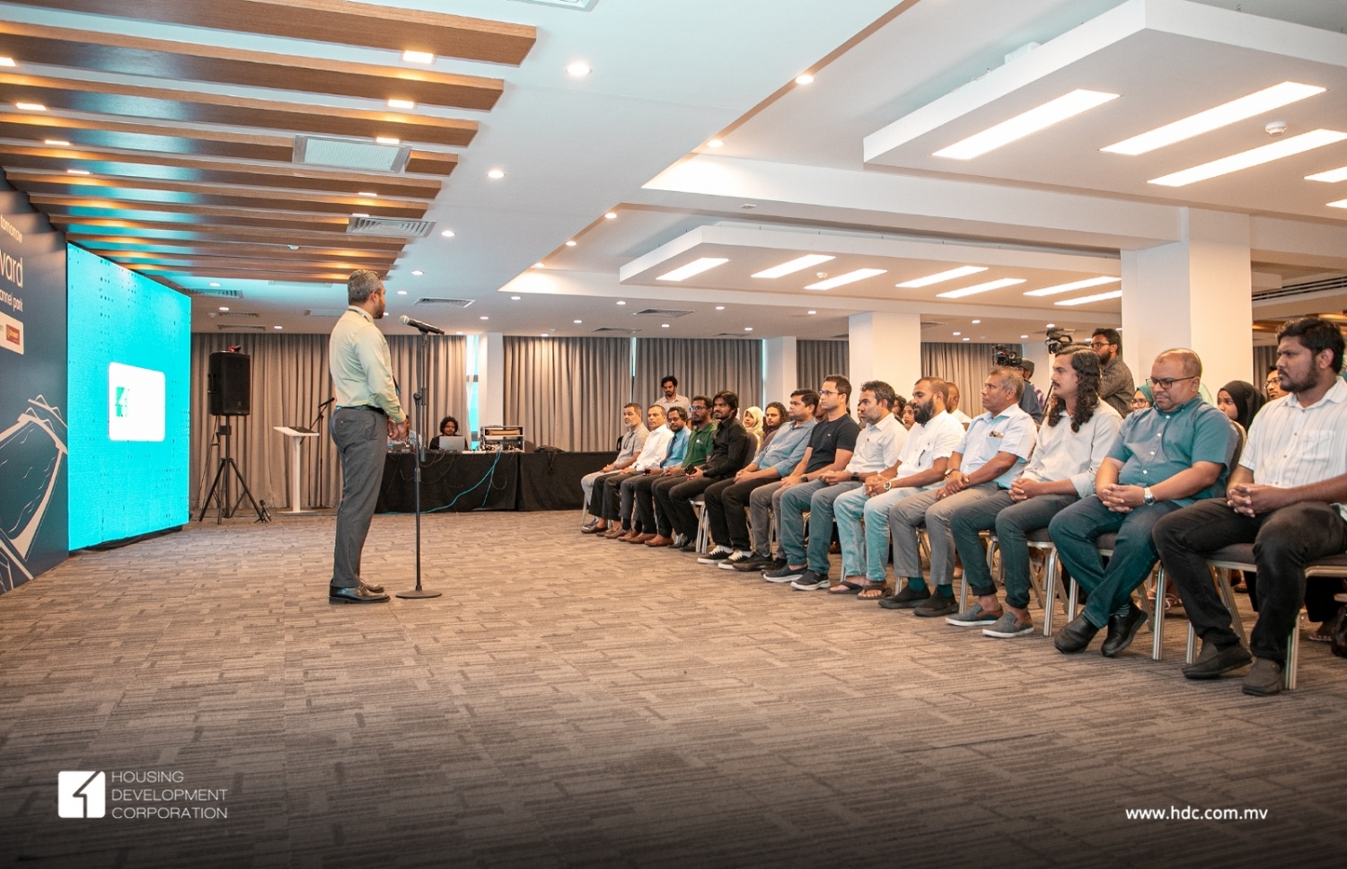 އާބަން ބޮލަވާޑް މަޝްރޫއުގައި ހިމެނޭ ކެފޭ ހިންގުމުގެ އެއްބަސްވުމުގައި ސޮއިކުރަން މިއަދު ބޭއްވި ރަސްމިއްޔާތުގައި އެޗްޑީސީގެ ޗީފް ފައިނޭންޝަލް އޮފިޝަލް ޝާމް ވާހަކަދައްކަވަނީ.-- ފޮޓޯ: އެޗްޑީސީ