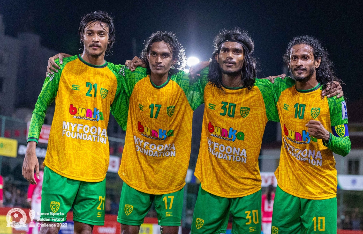 ވާދޫ ޓީމުގެ ބައެއް ކުޅުންތެރިން ގޯލެއް ޖެހުމަށް ފަހު އުފާފާޅު ކުރަނީ. -- ފޮޓޯ: ގޯލްޑަން ފުޓްސަލް އެސޯސިއޭޝަން/ އިމޭޖަސް އެމްވީ