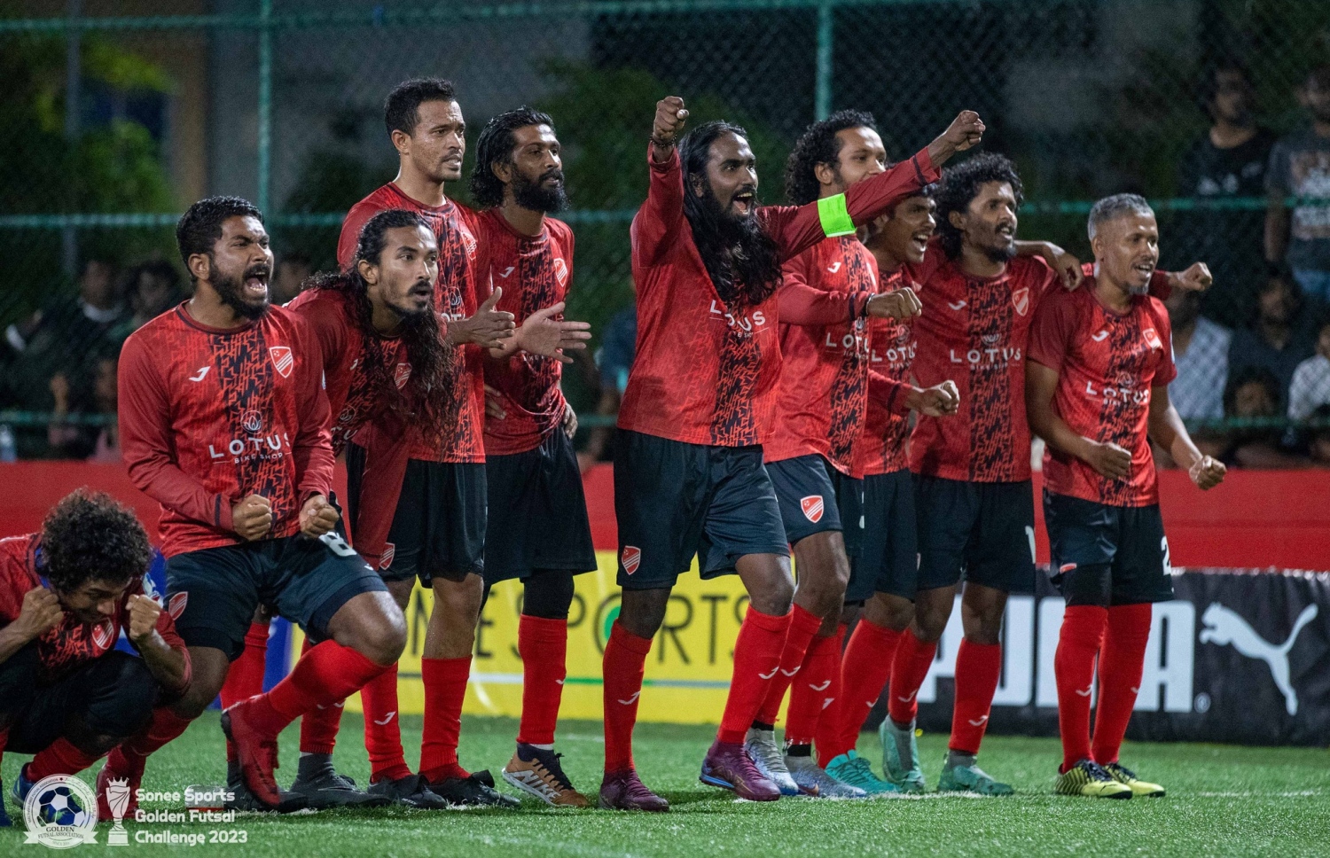 އޭދަފުށްޓާ ދެކޮޅަށް ޕެނަލްޓީ ޝޫޓައުޓް ގައި ކުޑަހުވަދޫގެ ކުޅުންތެރިން. -- ފޮޓޯ: ގޯލްޑަން ފުޓްސަލް އެސޯސިއޭޝަން/ އިމޭޖަސް އެމްވީ