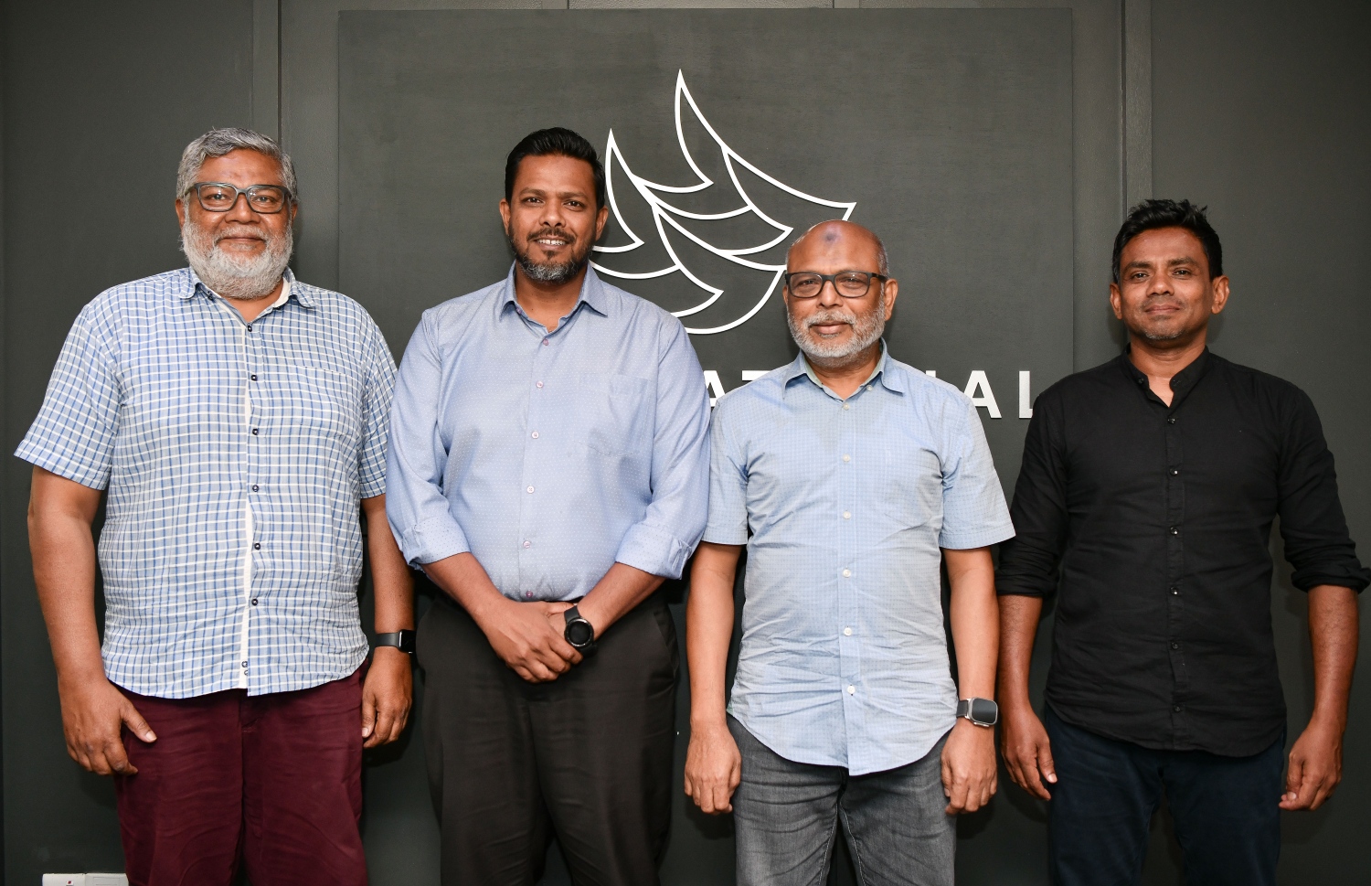 ފަސްޓް ނޭޝަނަލް ގެ ޓީމާ އެކު ޔޫރޯ މާކެޓިންގެ ހިއްސާދާރުން ފޮޓޯއަކަށް ހުއްޓިގެން-- ފޮޓޯ: ނިޝާން އަލީ/ މިހާރު