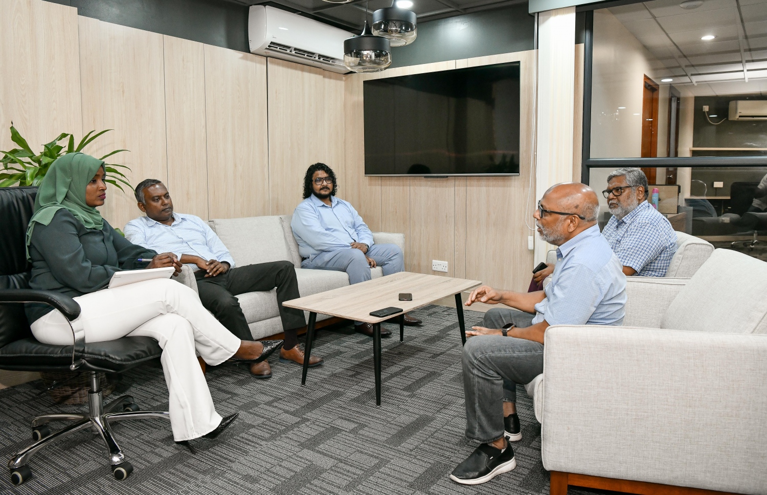 ޔޫރޯ މާކެޓިންގެ އިސްވެރިން އިންޓަވިއުގައި ވާހަކަދައްކަވަނީ-- ފޮޓޯ: ނިޝާން އަލީ/ މިހާރު