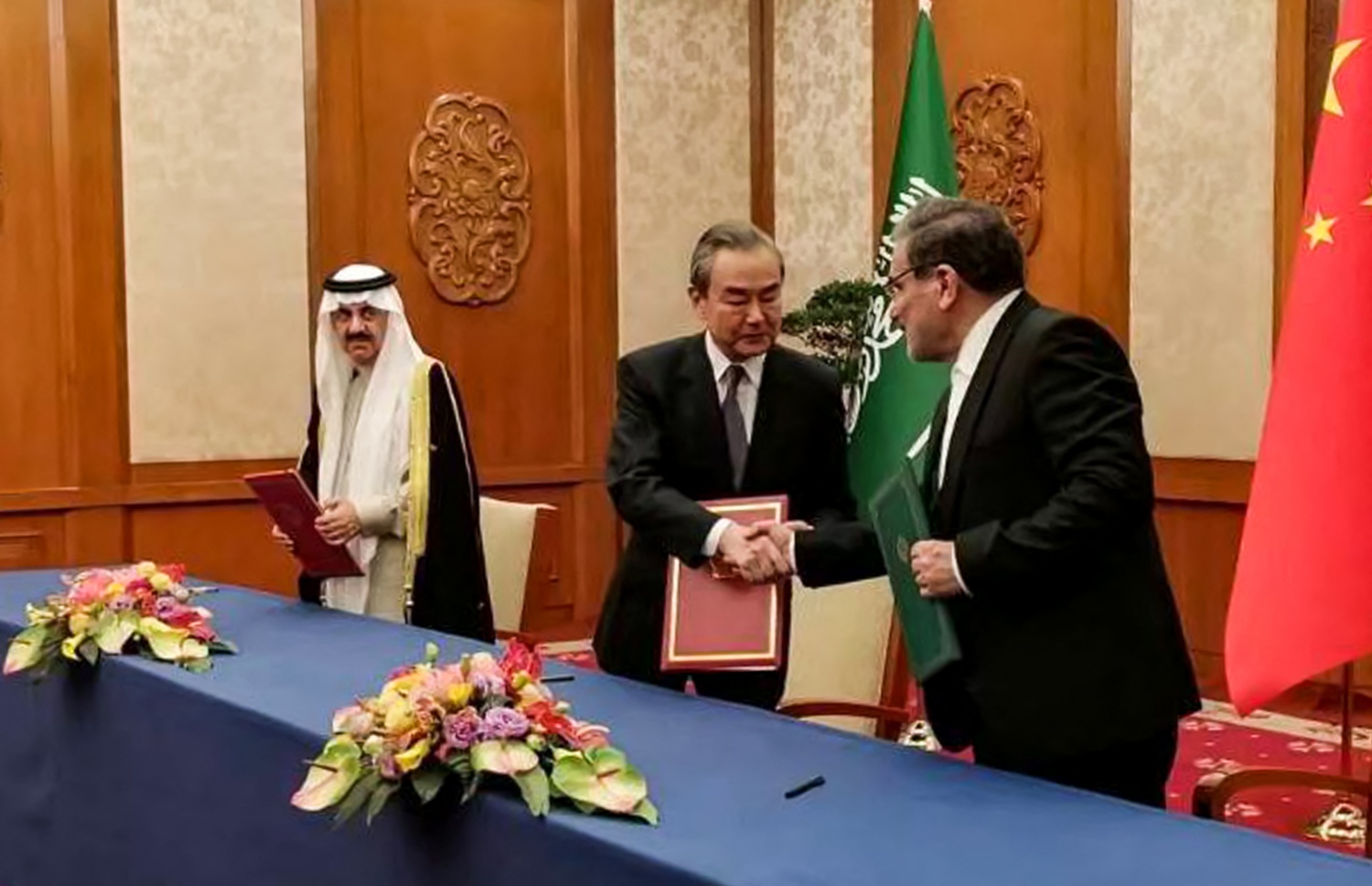 މާޗް 10، 2023؛ ޗައިނާގެ އިސް ޑިޕްލޮމޭޓް ވާންގް ޔީ (މ) އާއި ސައޫދީގެ ގައުމީ ސަލާމަތާ ބެހޭ މުޝީރު މުސާއިދު ބިން އަލް އައިބާން (ވ) އާއި އީރާންގެ ގައުމީ ސަލާމަތާ ބެހޭ އެންމެ މަތީ މަޖިލީހުގެ ސެކްރެޓަރީ، އެޑްމިރަލް އަލީ ޝަމްޚާނީ، އެއްބަސްވުމުގައި ސޮއިކުރެއްވުމަށް ފަހު ސަލާމް ކުރައްވަނީ. --އޭއެފްޕީ