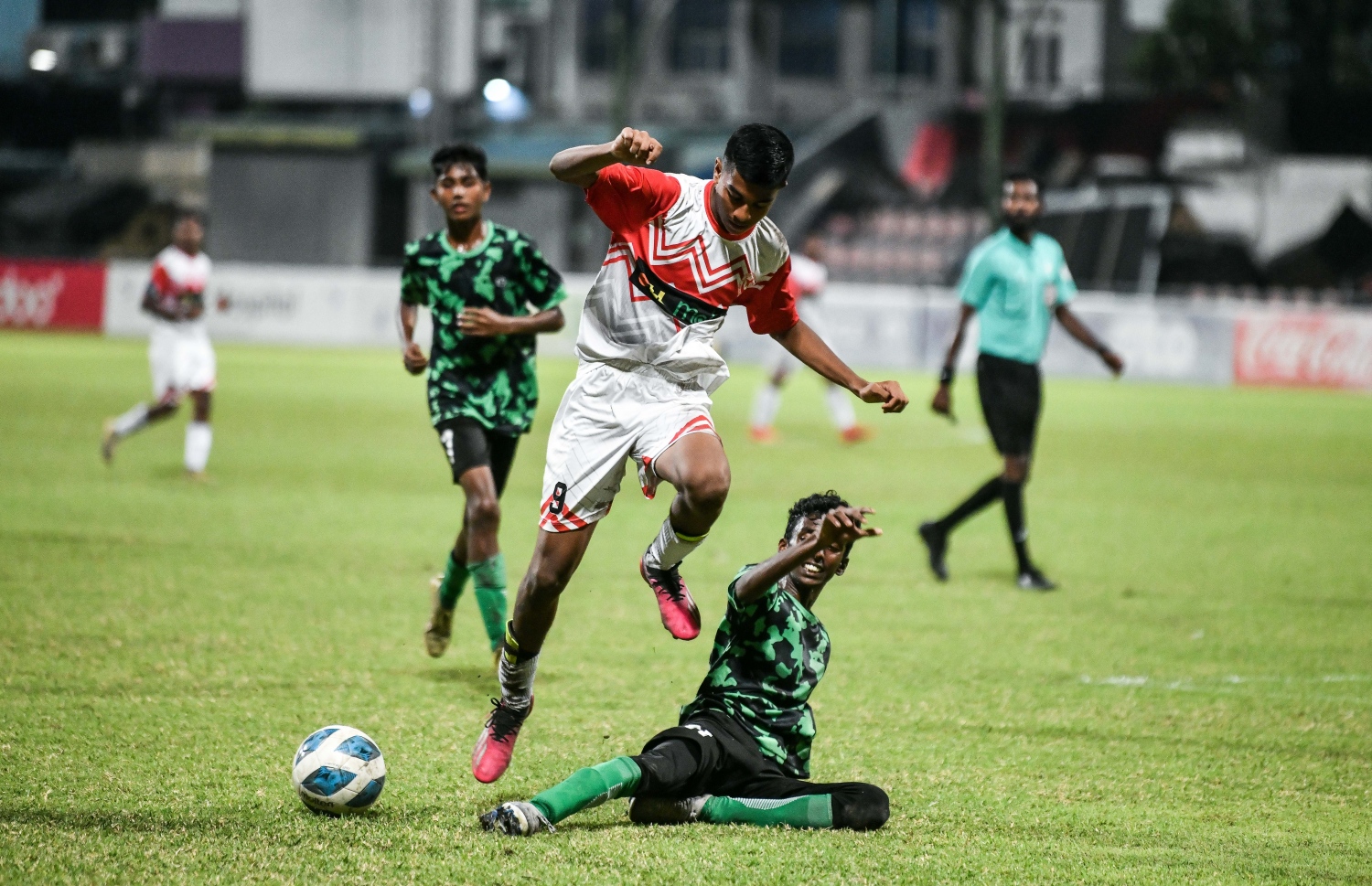 އިލާން، ކަލާފާނު ކުޅުންތެރިއެއް ކައިރިން ނައްޓާފައި ދަނީ.-- ފޮޓޯ: ފަޔާޒު މޫސާ/ މިހާރު