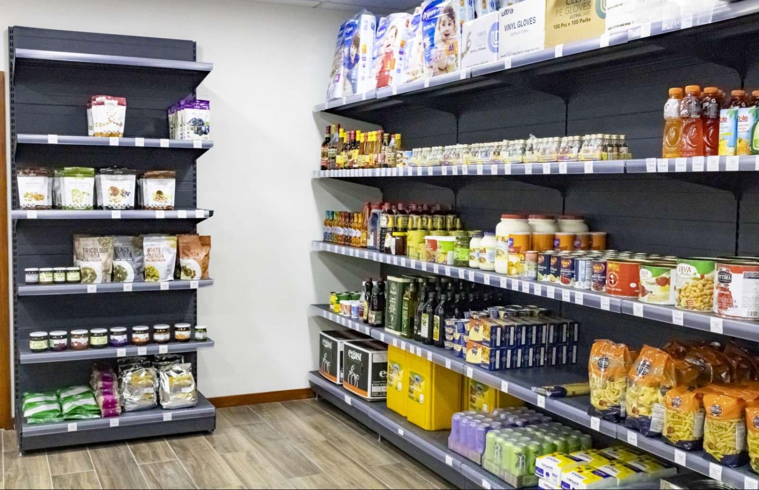 ވިލާ ޓްރޭޑިން ހޯލްސޭލް ސެންޓަރުގެ އެތެރެ. ގިނަ އައިޓަމްތަކެއް އެ ތަނުން ލިބޭނެ. -- ފޮޓޯ: ވިލާ ޓްރޭޑިން