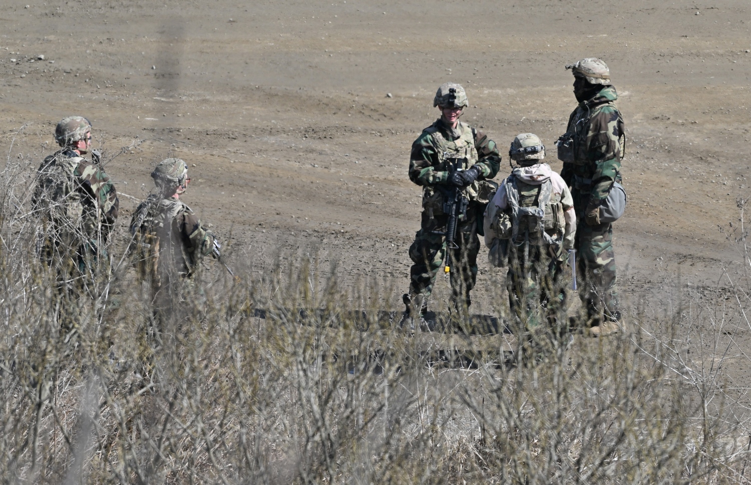 މާޗް 13، 2023؛ އެމެރިކާ ސިފައިންނާއި ދެކުނު ކޮރެއާ ސިފައިން ގުޅިގެން، ފްރީޑަމް ޝީލްޑްގެ ނަމުގައި މިއަދު ފެށި އަސްކަރީ ތަމްރީންތަކުގައި ދެކުނު ކޮރެއާގެ ޔެއޮންޗެއޮން ސަހަރުގައި އެމެރިކާ ސިފައިންގެ ބަޔަކު ހަރަކާތްތެރިވަނީ. --އޭއެފްޕީ