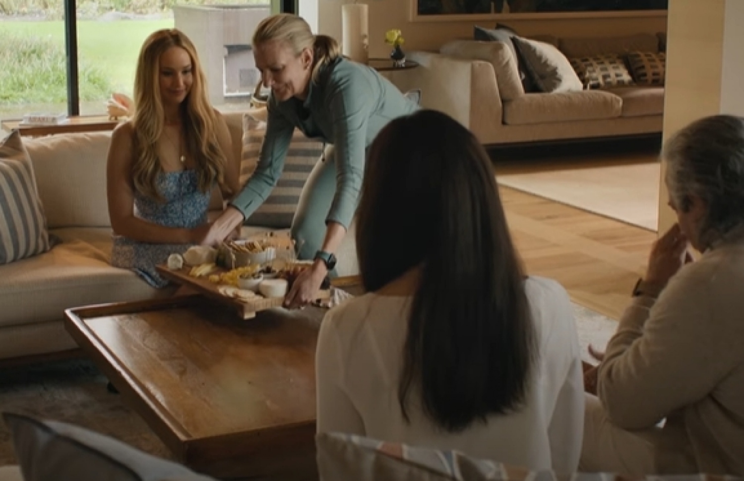 "ނޯ ހާޑް ފީލިންގްސް" ފިލްމު ޓްރެއިލާގެ މަންޒަރެއް: މެޑީ (ޖެނިފާ)، ޕާސީ (އެންޑްރޫ) ގެ މަންމަ އާއި ބައްޕަ އާއި ބައްދަލު ކުރަނީ