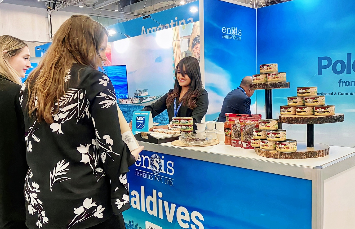 އެންސިސްގެ ސްޓޯލަށް ބަޔަކު ޒިޔާރަތް ކުރަނީ. -- ފޮޓޯ: އެންސިސް