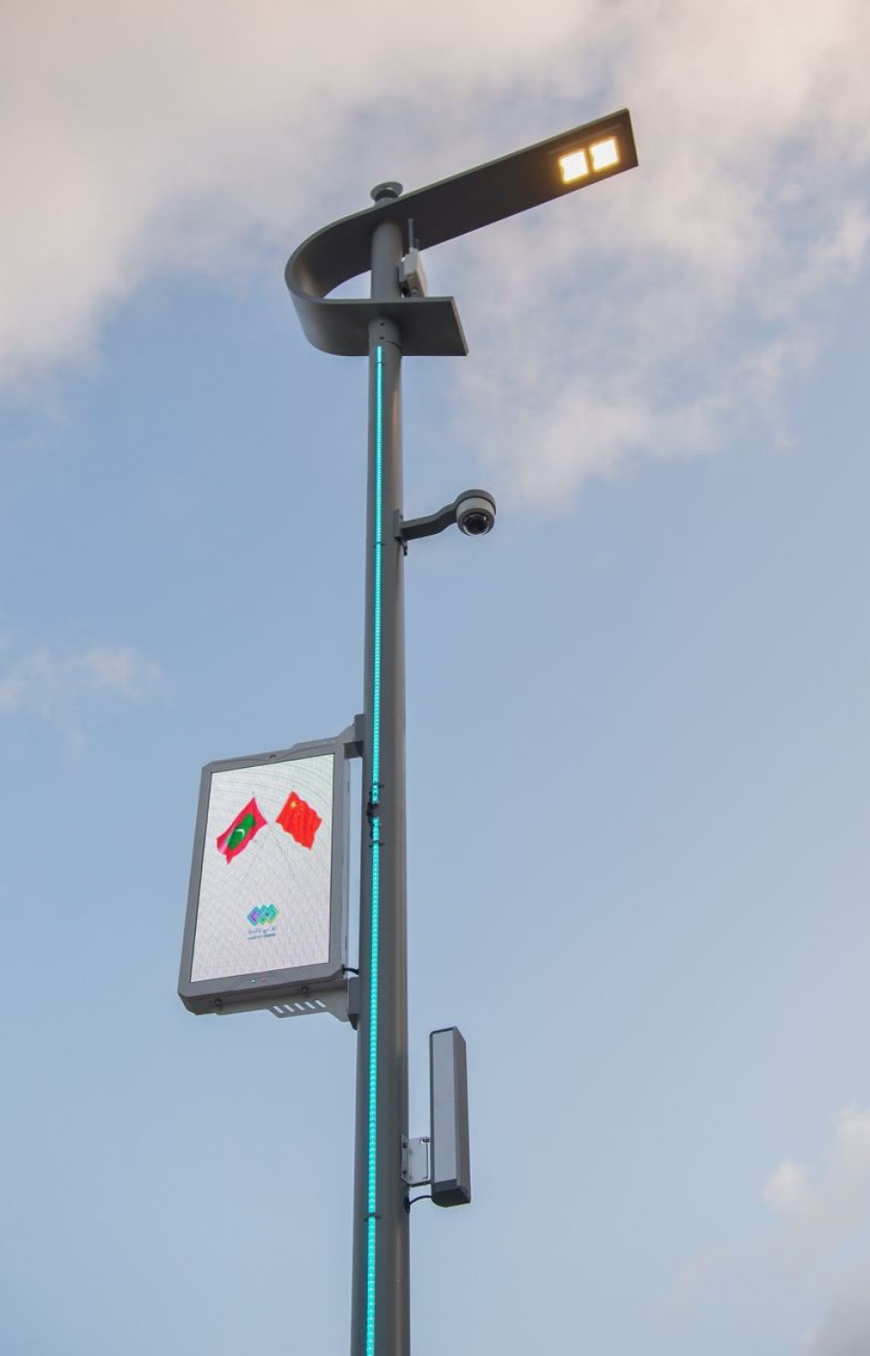 ސްމާޓް ސްޓްރީޓް ލައިޓް މަޝްރޫއުގެ ދަށުން މާލޭގައި ހަރުކުރާ ލައިޓެއް -- ފޮޓޯ: މާލޭ ސިޓީ ކައުންސިލް