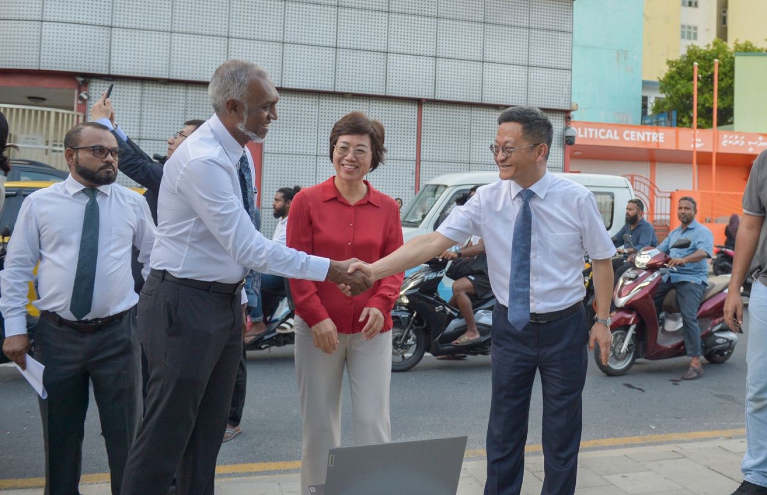 ސްމާޓް ސްޓްރީޓް ލައިޓް މަޝްރޫއު ފެށުމުގެ ގޮތުން ބޭއްވި ރަސްމިއްޔާތުގައި މާލޭގެ މޭޔަރު ޑރ. މުހައްމަދު މުއިއްޒު އާއި ޗައިނާގެ ސަފީރު ވެންގް ލިޒިން އަދި ޔުނާން ޕްރޮވިންސްގެ ފަރާތުން ހެޑް އޮފް ޑެލިގޭޝަން މާ ޒުއޮޒިން ބައިވެރިވެޑައިގަންނަވަނީ -- ފޮޓޯ: މާލޭ ސިޓީ ކައުންސިލް