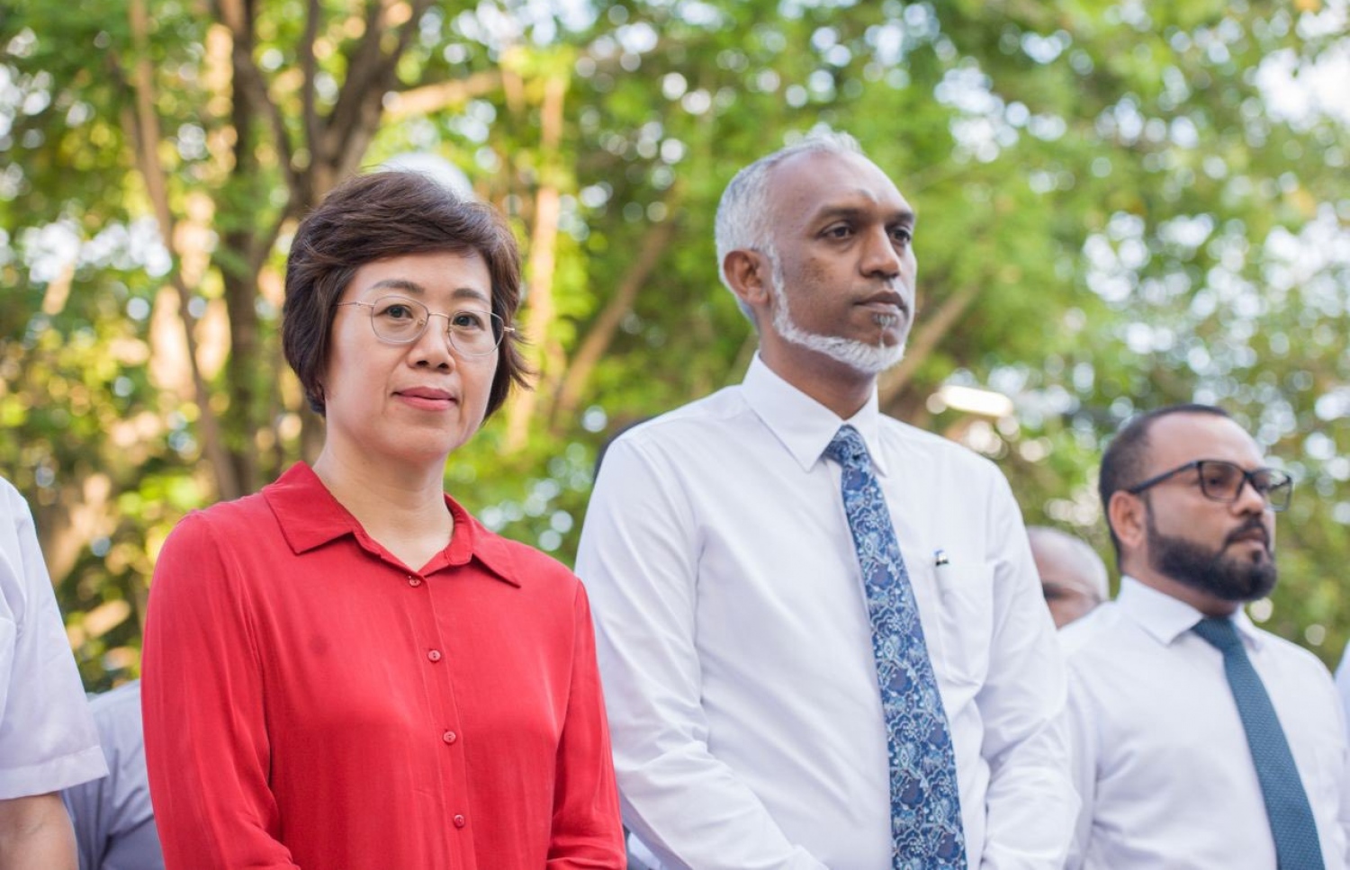 ސްމާޓް ސްޓްރީޓް ލައިޓް މަޝްރޫއު ފެށުމުގެ ގޮތުން ބޭއްވި ރަސްމިއްޔާތުގައި މާލޭގެ މޭޔަރު ޑރ. މުހައްމަދު މުއިއްޒު އާއި ޗައިނާގެ ސަފީރު ވެންގް ލިޒިން -- ފޮޓޯ: މާލޭ ސިޓީ ކައުންސިލް