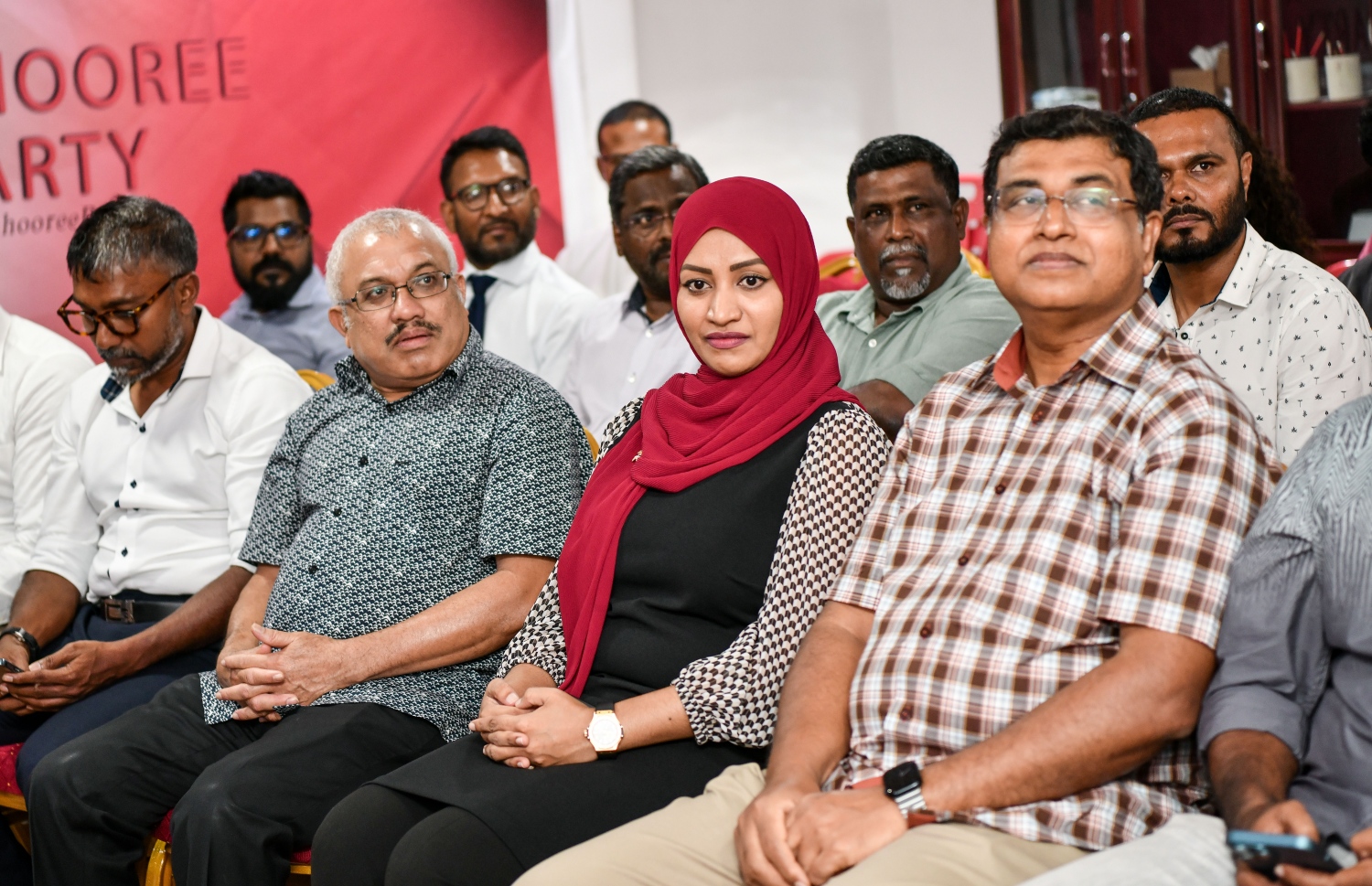 ޖޭޕީން މިއަދު ބޭއްވި ކައުންސިލް ބައްދަލުވުމުގައި ބައިވެރިވި އެ ޕާޓީގެ ބައެއް އިސްބޭފޫލުން --- ފޮޓޯ: ފަޔާޒު މޫސާ | މިހާރު